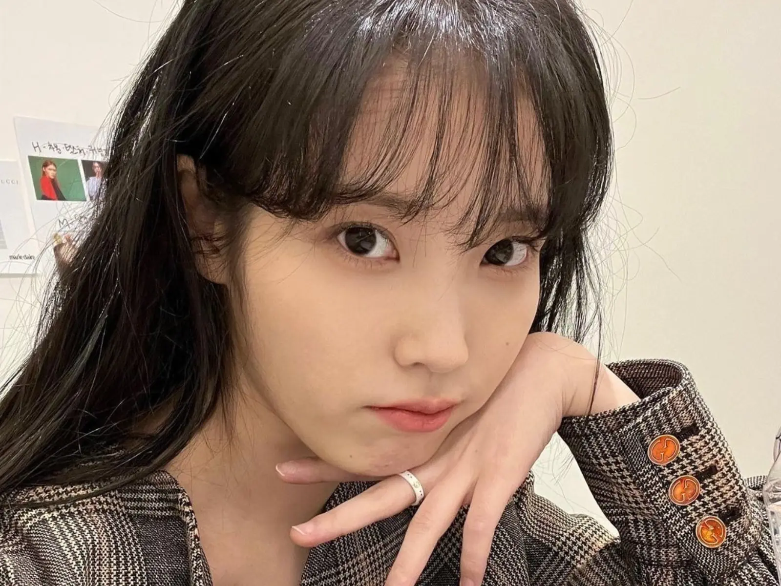 IU 遭爆出 15 首歌曲全是抄襲，網友狂洗 IG：「戀愛、捐款狂報，抄襲一篇都沒有！」