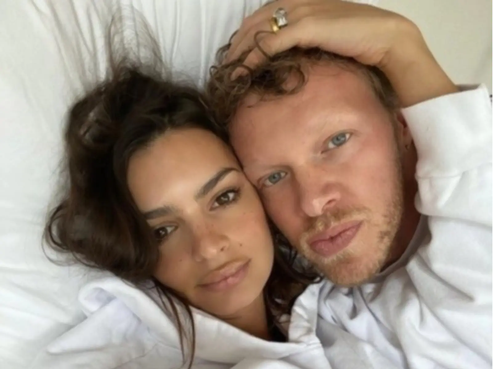 艾蜜莉瑞特考斯基 Emily Ratajkowski 自曝仍保存與前夫的結婚戒指：「我不認為離婚很可悲！」