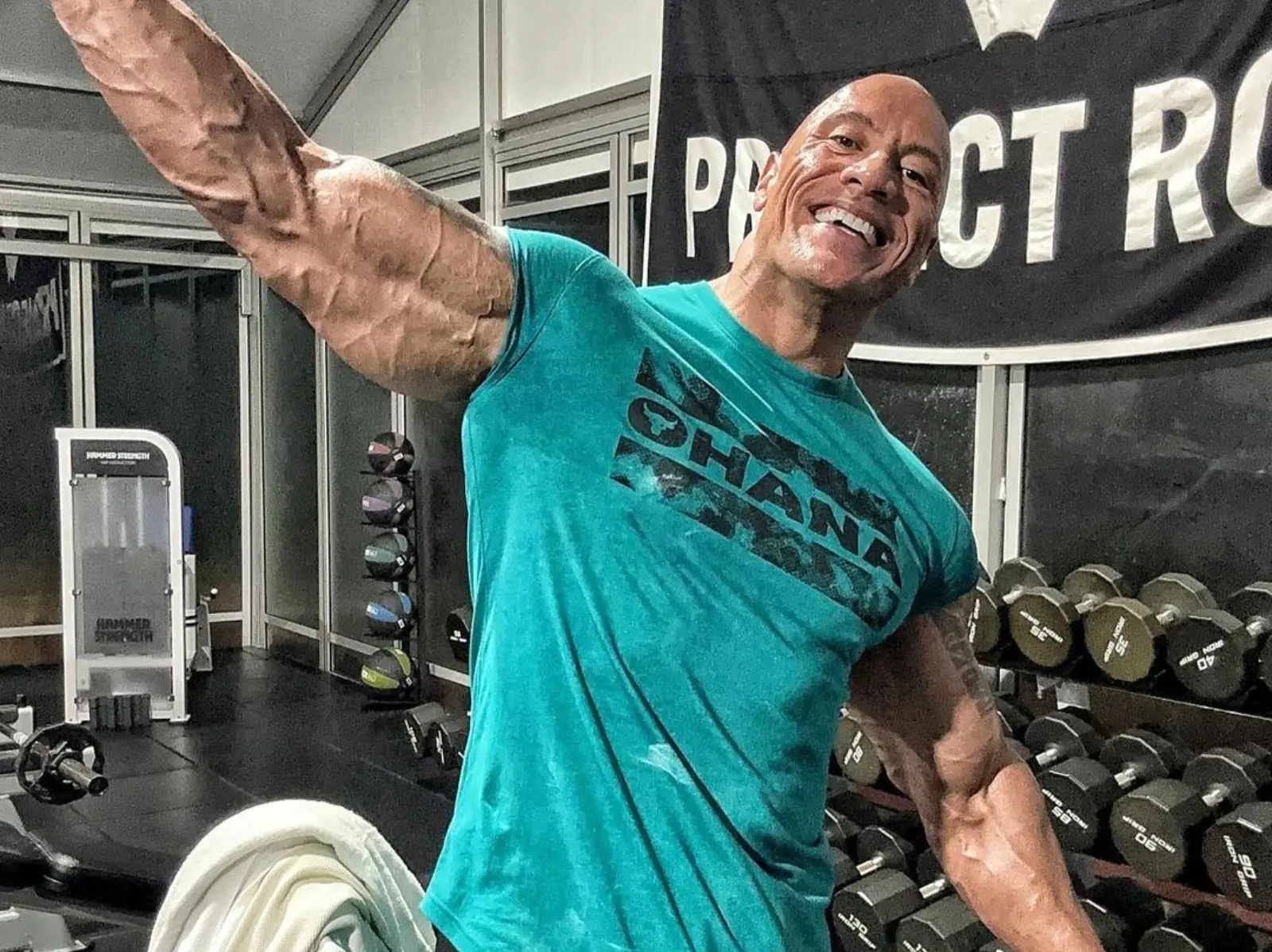 巨石強森 Dwayne Johnson 自爆新婚之夜和妻子求歡不成：「我靠看片度過那晚！」