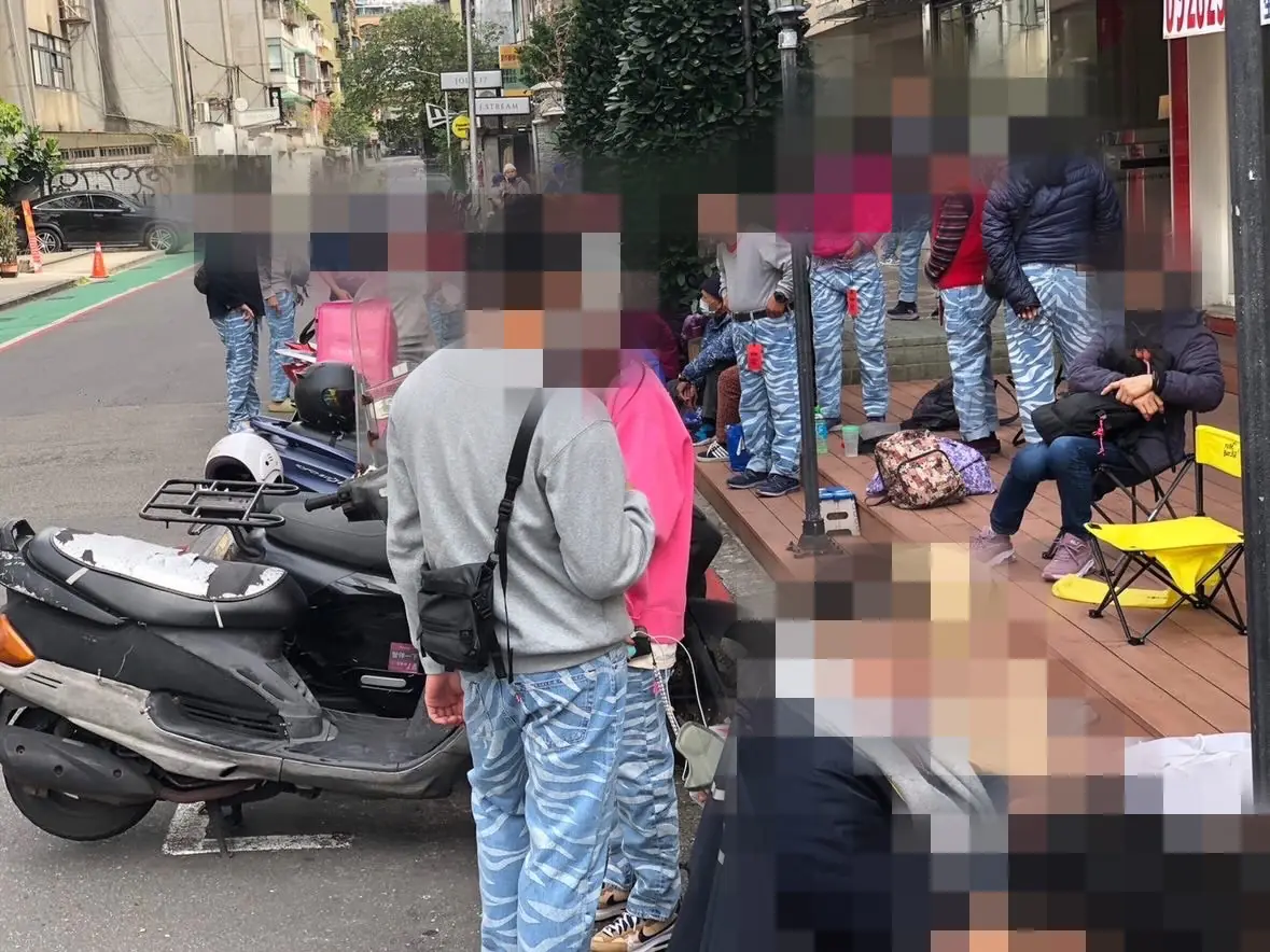Levi's x CLOT「長壽」台灣販售現場擠爆排隊大媽，現場直接穿上展現滿滿「山虎海」！