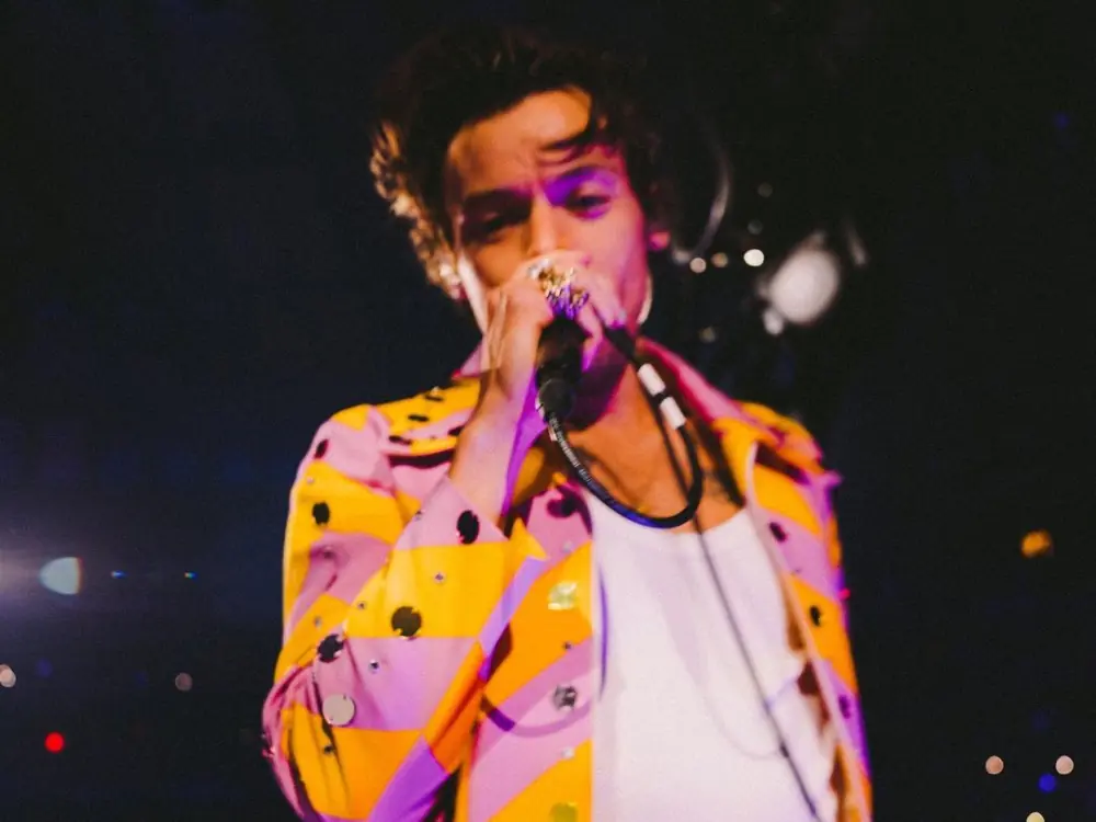 Harry Styles 勇奪 2023 葛萊美「最佳專輯獎」，無框架穿衣哲學教你擺脫一成不變！
