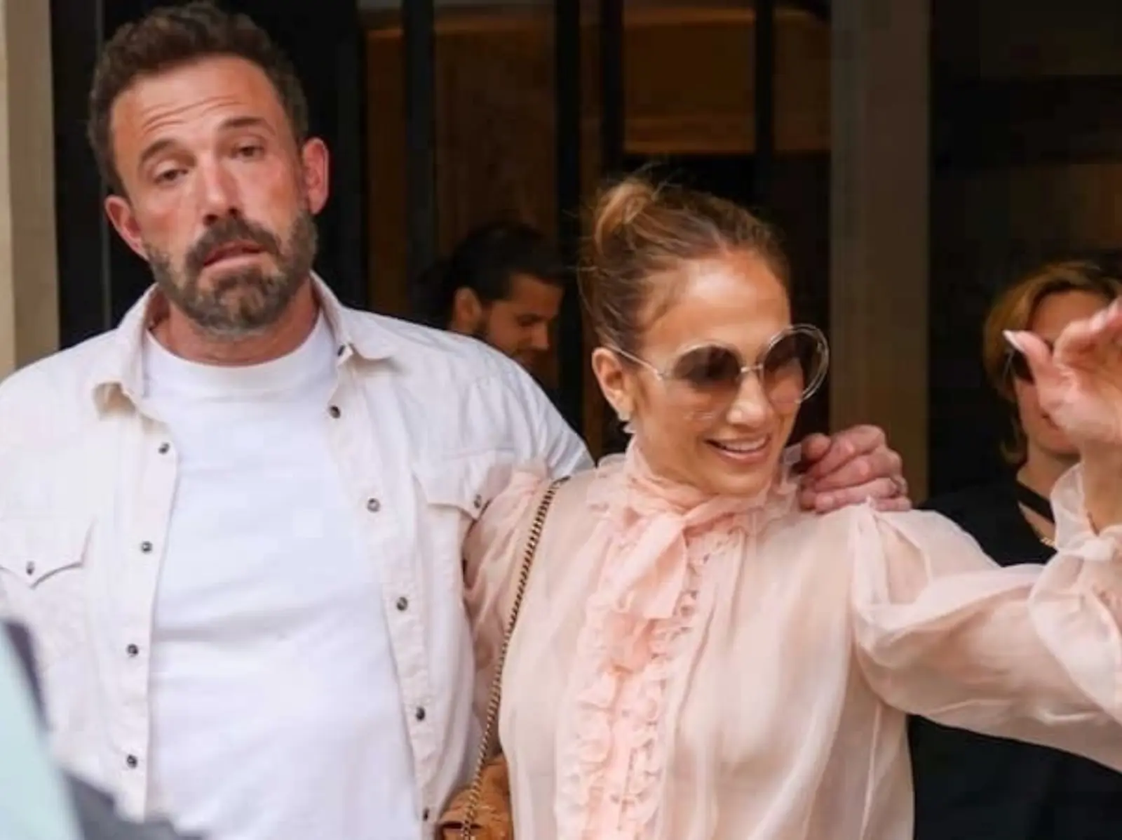 班艾佛列克 Ben Affleck 偷喝酒被珍妮佛羅培茲抓包影片曝光，露一臉驚恐引網憂：「班快跑啊！」