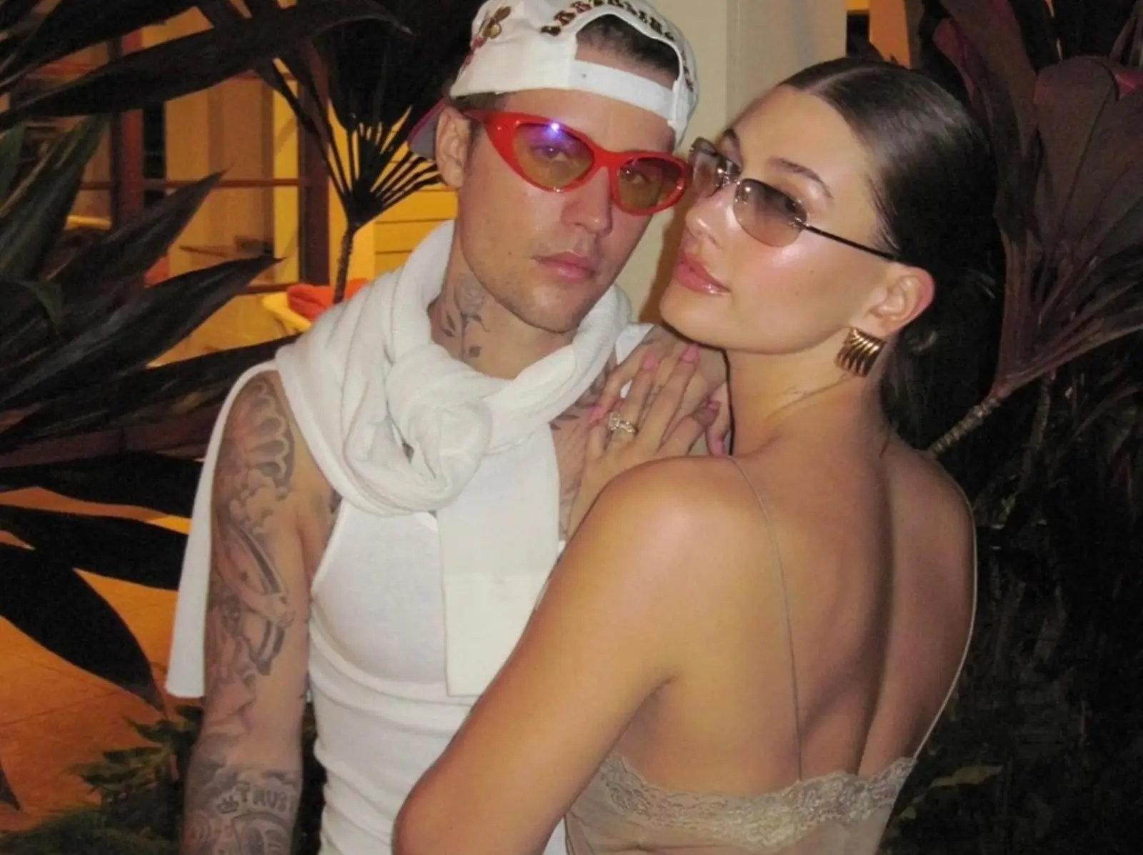 小賈斯汀 Justin Bieber 與海莉鮑德溫 Hailey Bieber 夫妻檔展現 90 年代時尚！