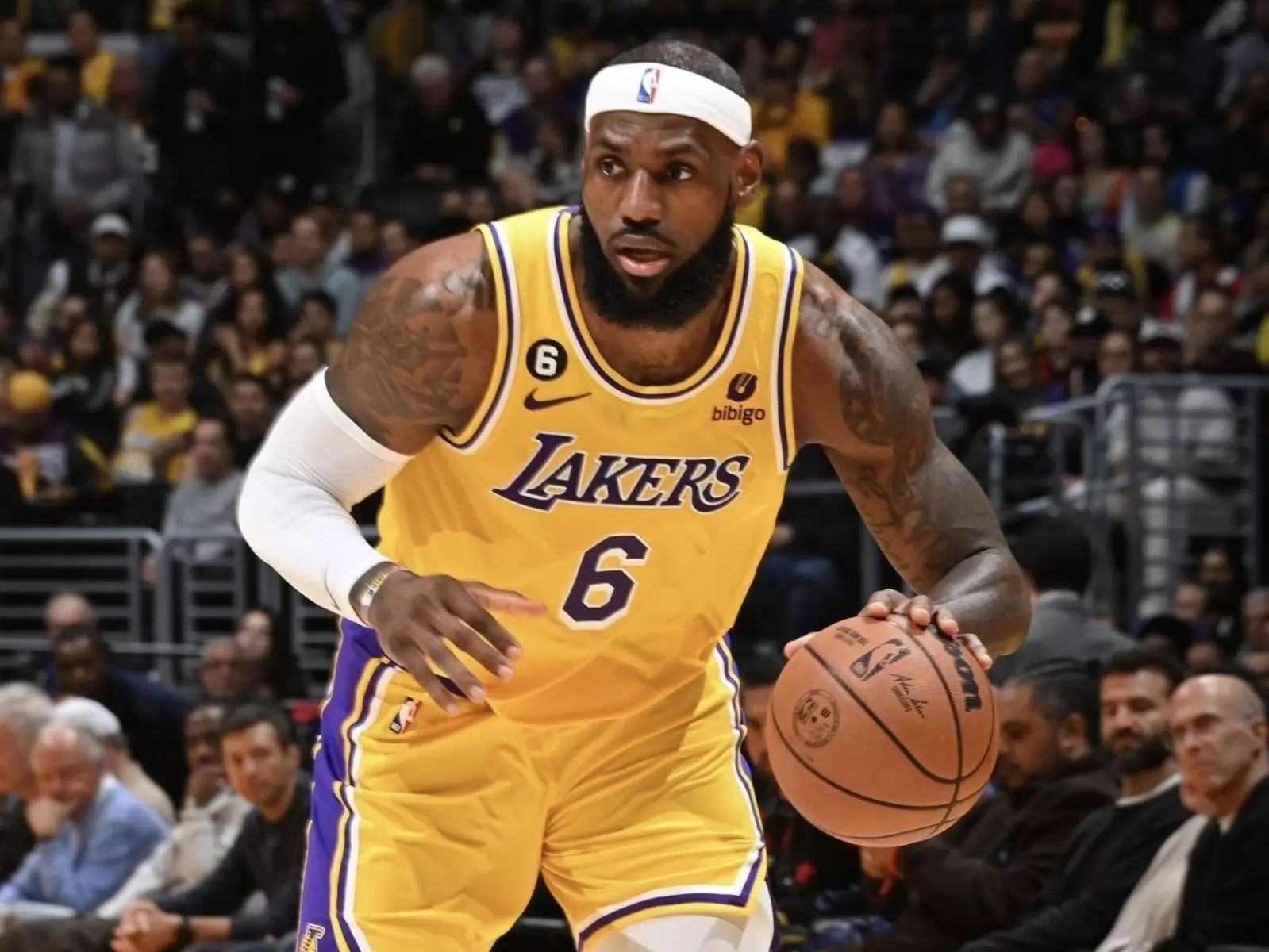 NBA／詹皇 LeBron James 中距離後仰跳投俐落命中，超越天勾賈霸正式登頂歷史得分王！
