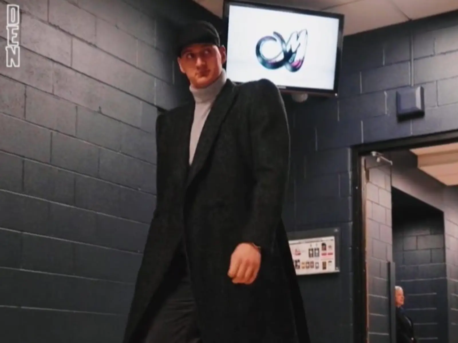 NBA／金塊約基奇 Nikola Jokic 賽前身著「浴血黑幫」套裝到場，卻遭網友吐槽：「比較像神偷奶爸⋯」