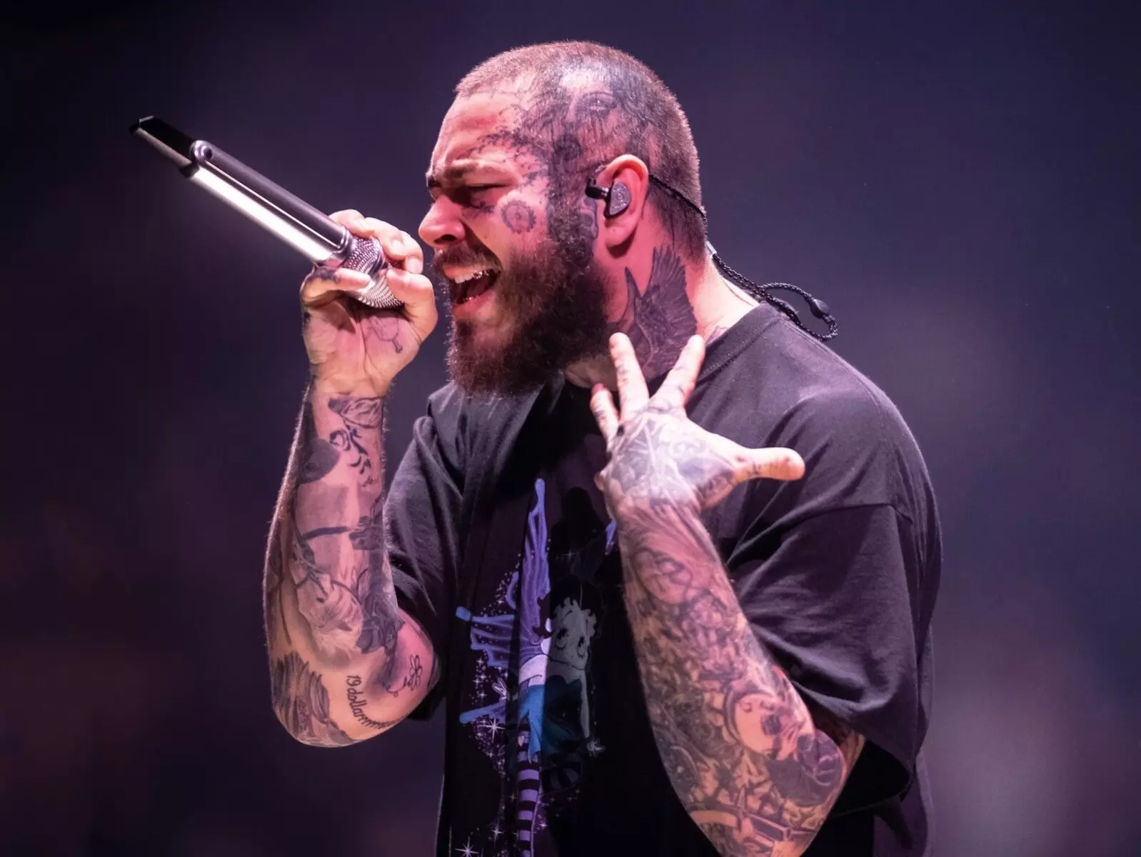 Post Malone 用粉絲鞋子豪飲啤酒，猙獰舉動引網虧：「剛剛那杯太濃了嗎？」