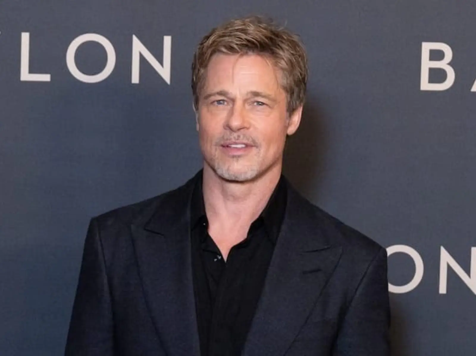 布萊德彼特 Brad Pitt 和喬治克隆尼 George Clooney 同框拍片，凍齡臉蛋引發討論！