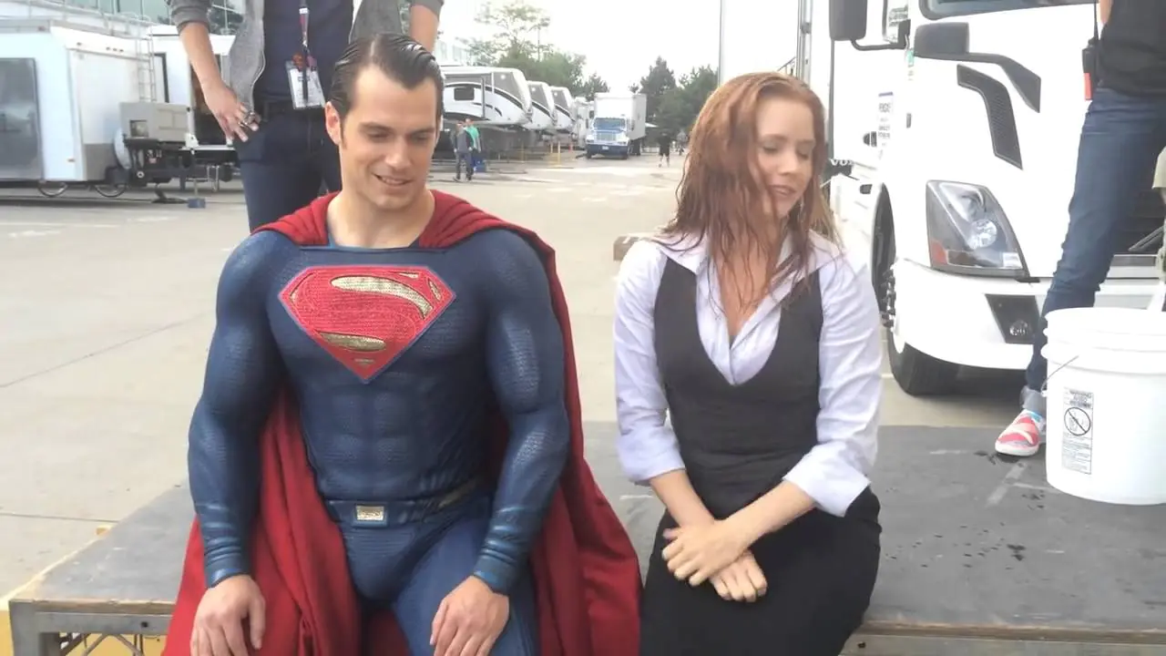 《超人》亨利卡維爾 Henry Cavill 拒絕艾美亞當斯法式舌吻，抗拒表示：「太過分了，非常不舒服！」