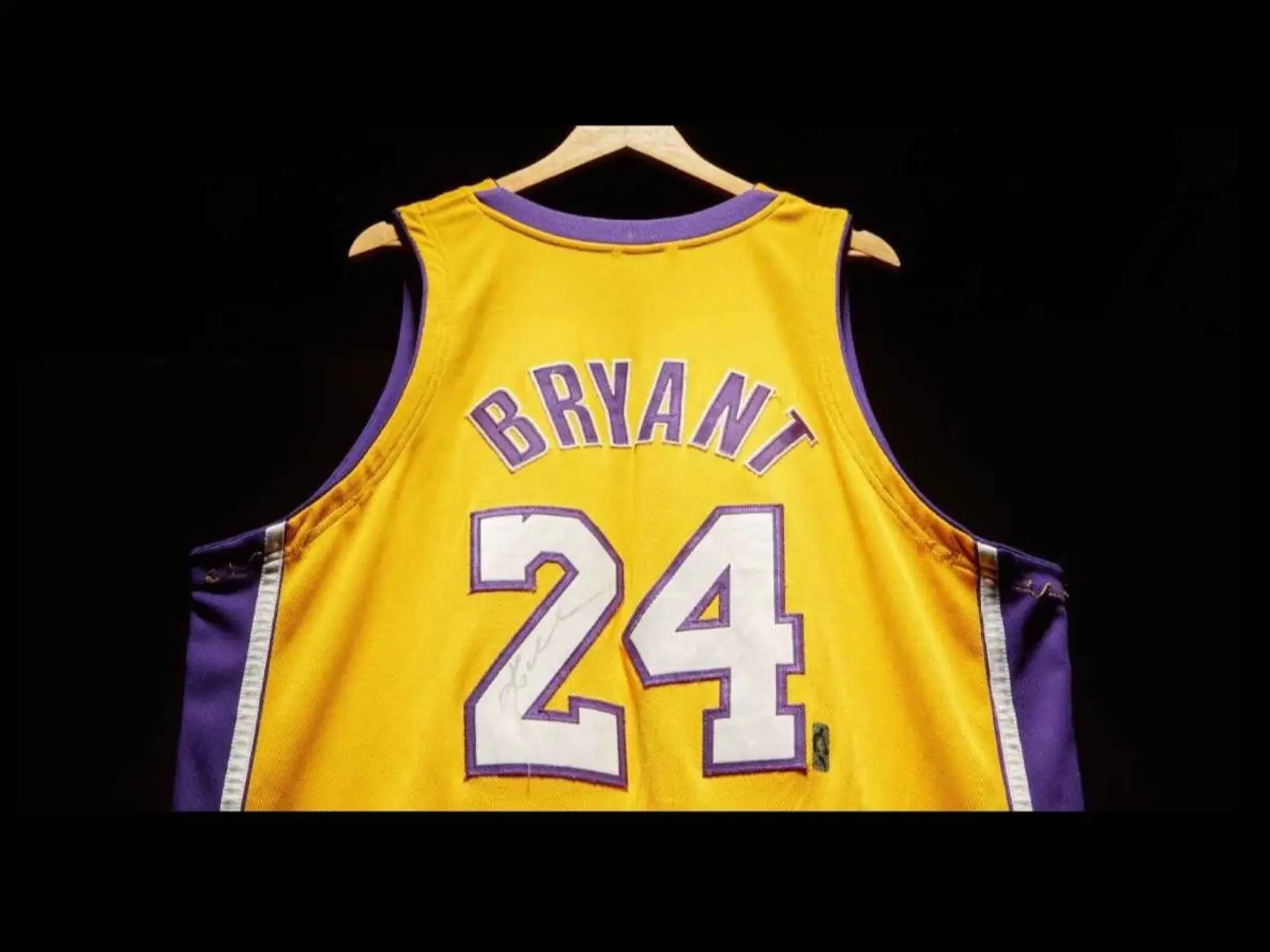 NBA／Kobe Bryant 球衣現身蘇富比成史上第二貴球衣！要價竟高達 580 萬美元！