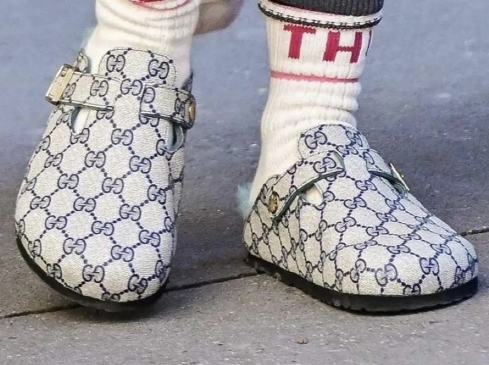 GUCCI x Birkenstock「勃肯鞋」最新聯名曝光！？《慾望城市》主角搶先穿上街！