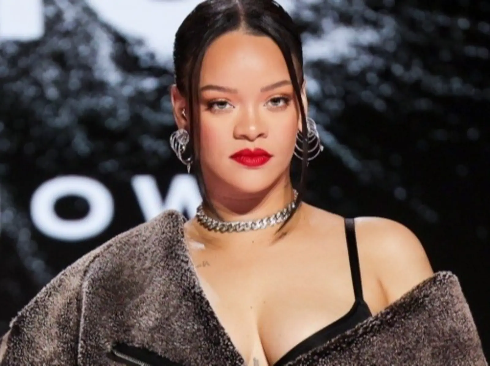 蕾哈娜 Rihanna 談籌備「超級盃」秘辛：生產完接排演、歌單改了 39 次...還透露新專輯新走向！