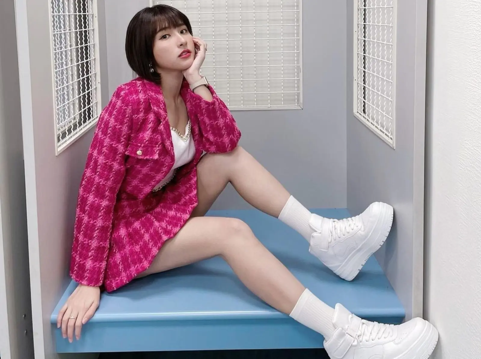 「球鞋穿搭」5 招搭配公式學起來！跟著 BLACKPINK、峮峮⋯穿出顯瘦大長腿！
