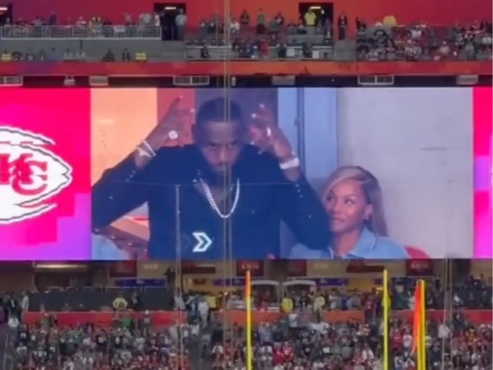 NBA／LeBron James 出席超級盃現場響起噓聲，本人霸氣做「自戴王冠」動作回擊酸民！