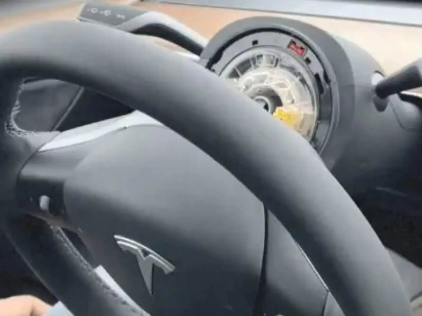 全新特斯拉 Model Y 方向盤無預警掉落，竟還要自付維修費讓車主超傻眼！