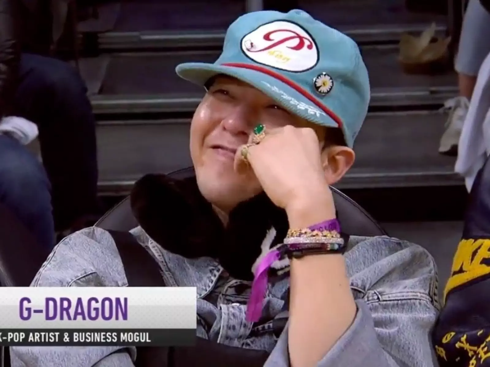 GD 權志龍驚喜現身 NBA 湖人主場看球，手指「電流舞」＋靦腆笑容直接讓人戀愛！