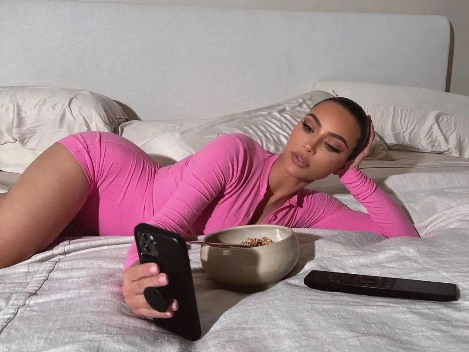 金卡戴珊 Kim Kardashian 被稱「性感象徵」，現場觀眾對此噓聲一片！
