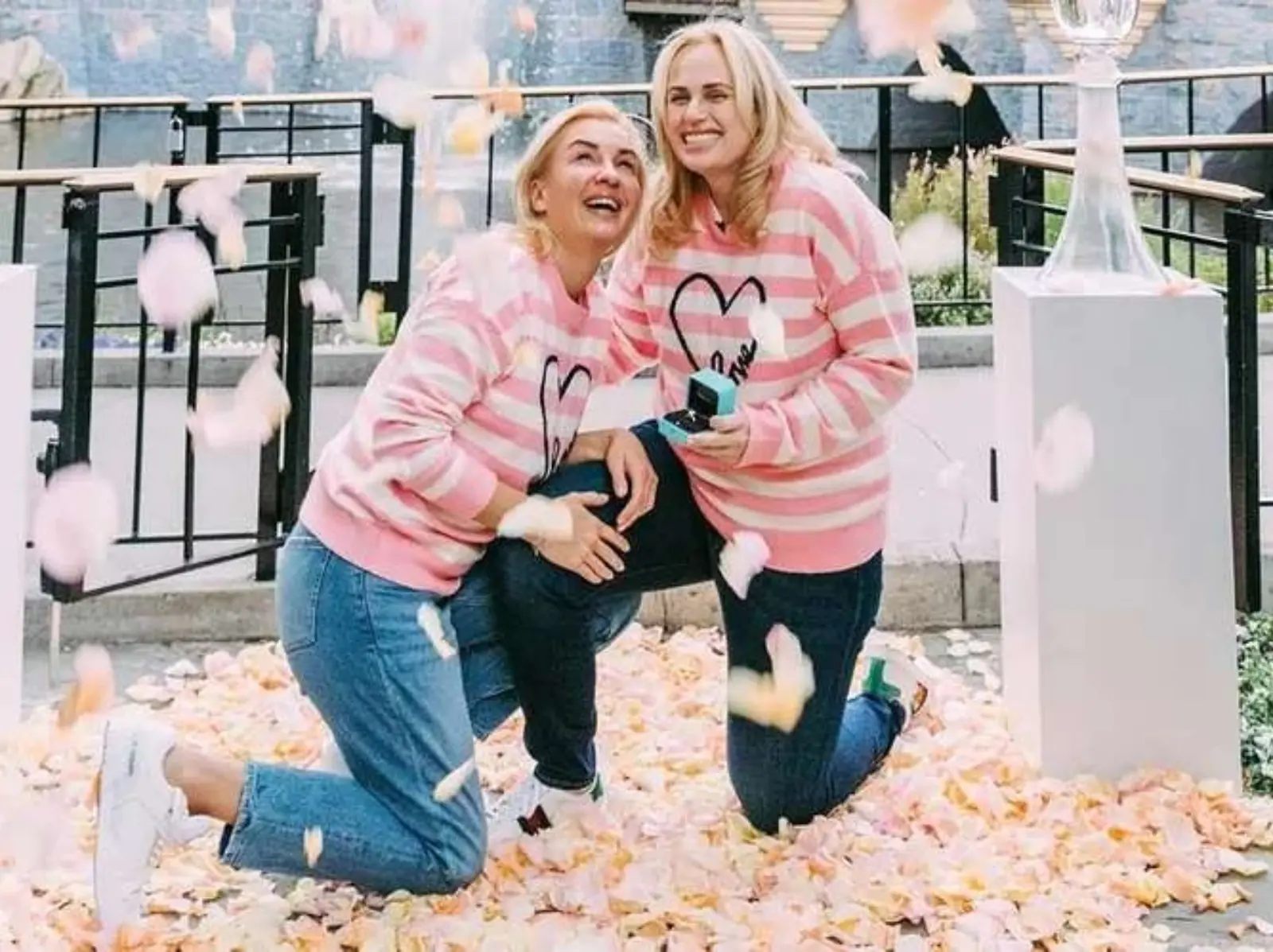 瑞貝爾威爾森 Rebel Wilson 繼升格當媽後，宣布和設計師女友在迪士尼城堡前浪漫訂婚！