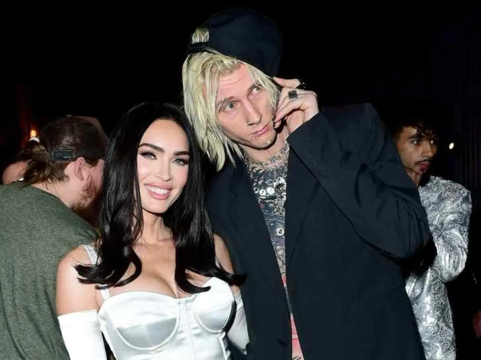 梅根福克斯 Megan Fox 發文澄清：「我與機關槍凱利 MGK 的情侶關係沒有第三者介入！」