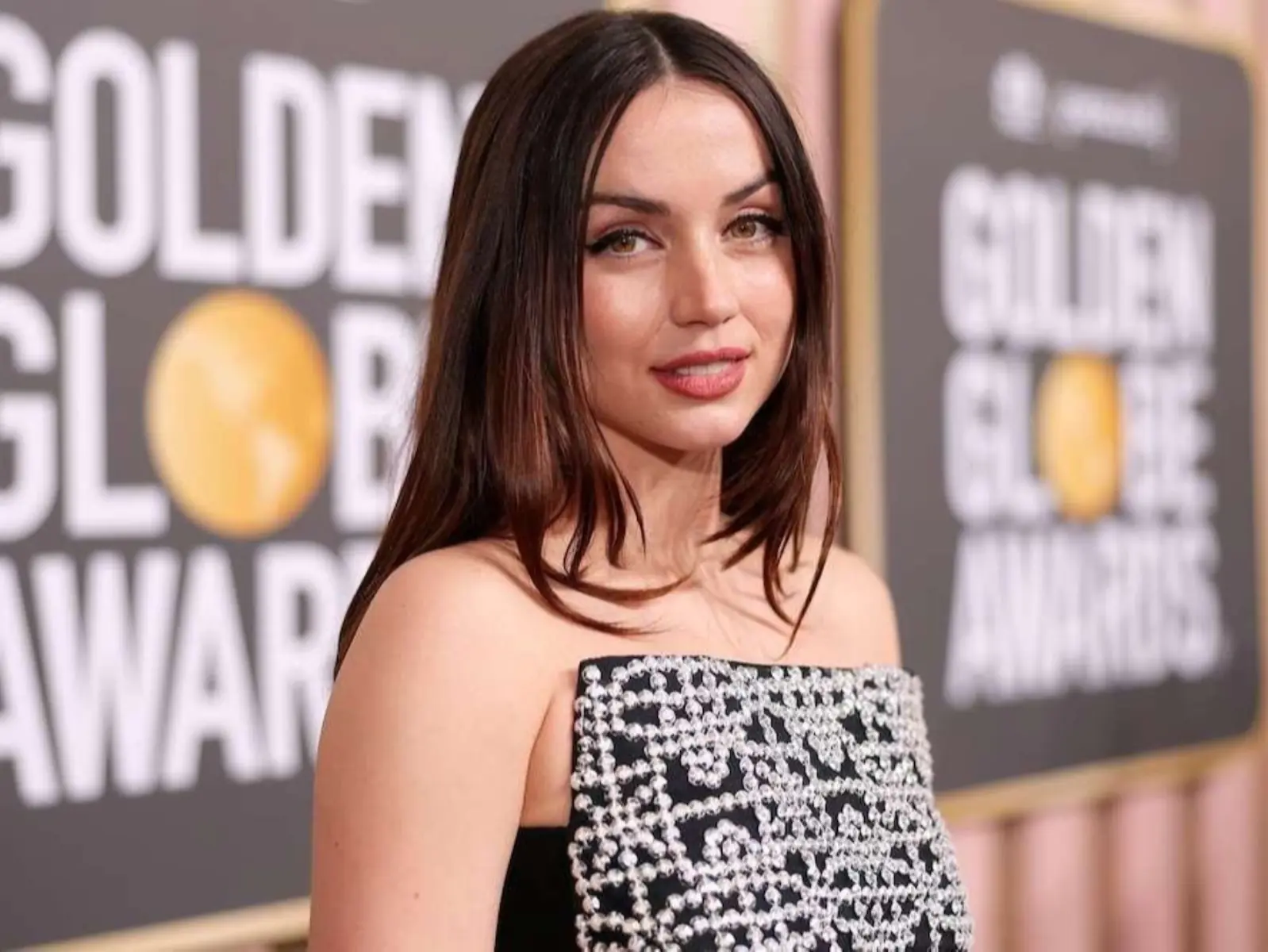 安娜德哈瑪絲 Ana De Armas 曝社群毀了演員的神秘感，想立刻刪除百萬追蹤平台！