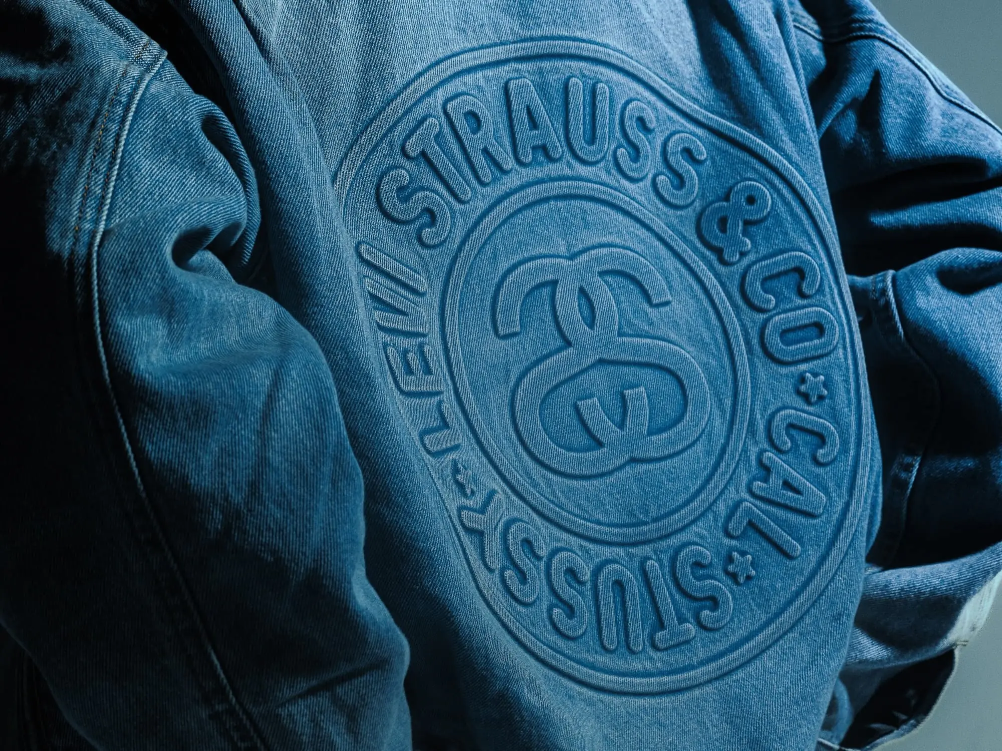 Stussy x Levi's 最新聯名台灣本周開賣，5 大「牛仔丹寧穿搭」技巧加碼公開！