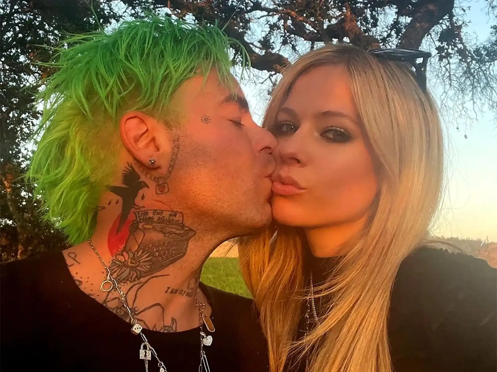 艾薇兒 Avril Lavigne 訂婚不到一年被爆分手未婚夫，甚至迅速交饒舌圈大咖新歡 Tyga！？