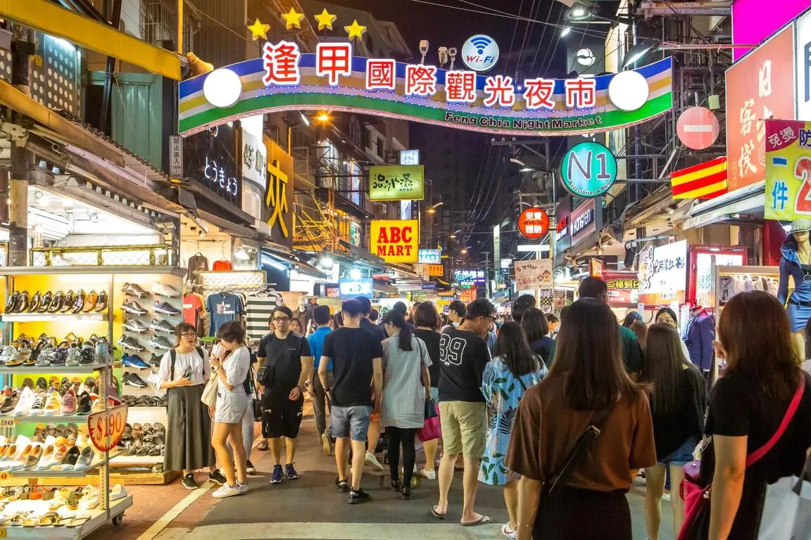 2025 台中 10 大必去夜市推薦：一中、逢甲⋯美食、交通、停車地點一次看！