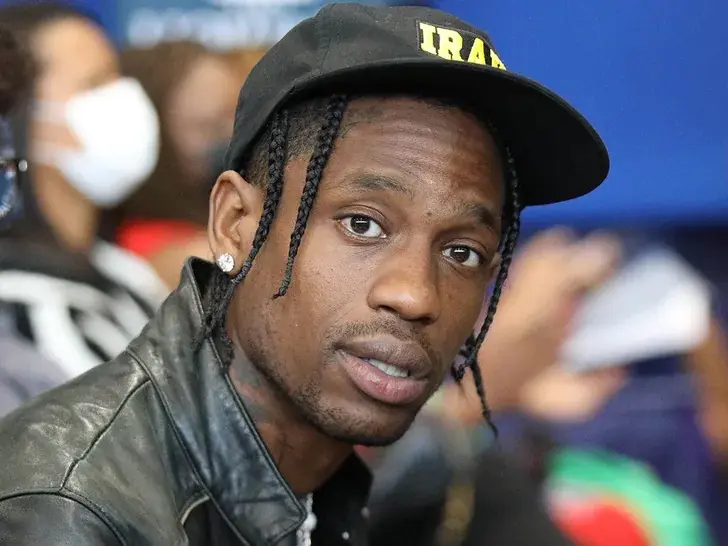 Travis Scott 被爆毆打夜店 DJ、毀壞 36 萬設備，怒罵：「Back the f–k up」