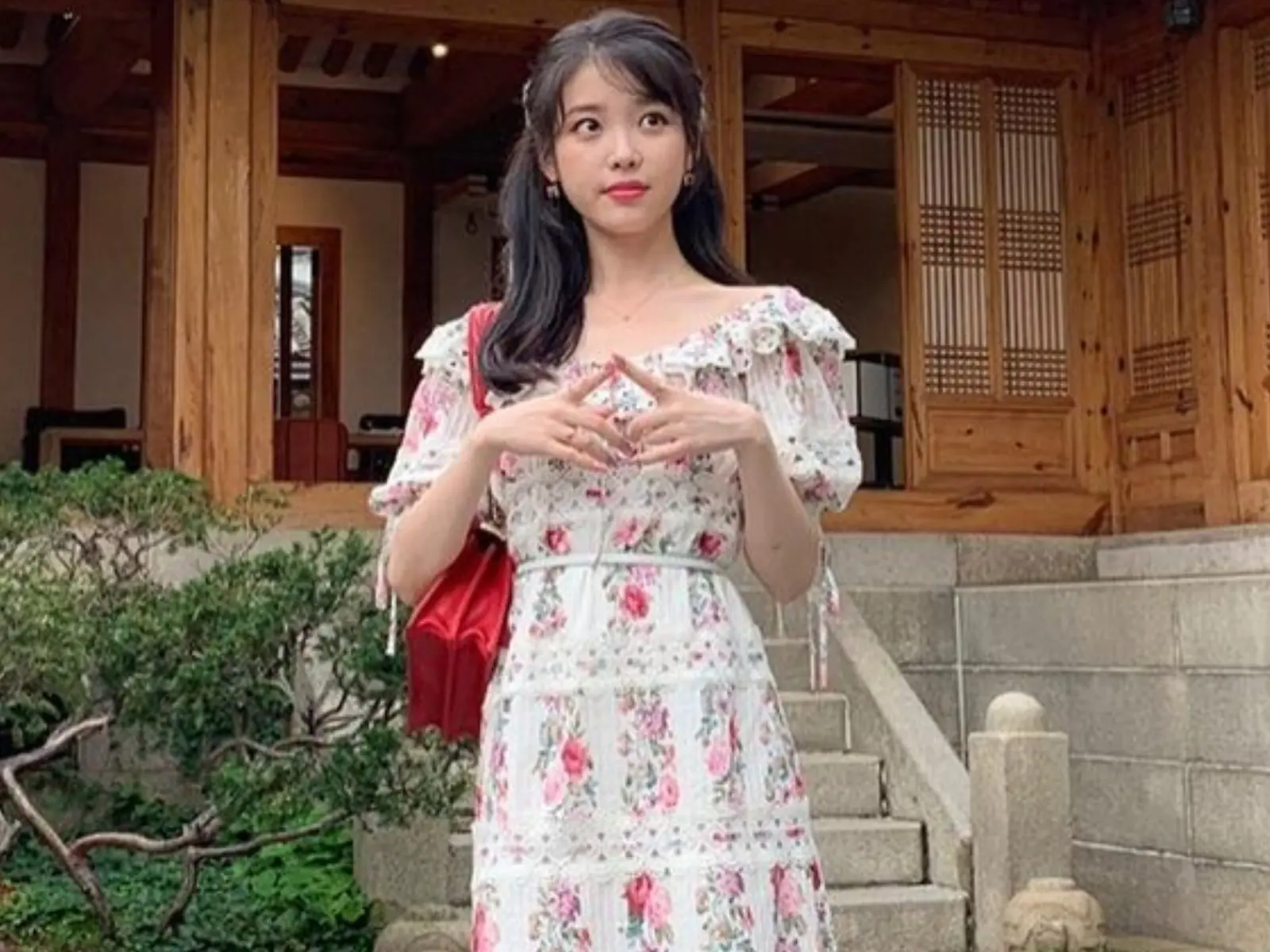 婚禮穿搭 5 大法則！師法 Jennie、IU 如何穿得時髦有禮也不搶新娘風采！