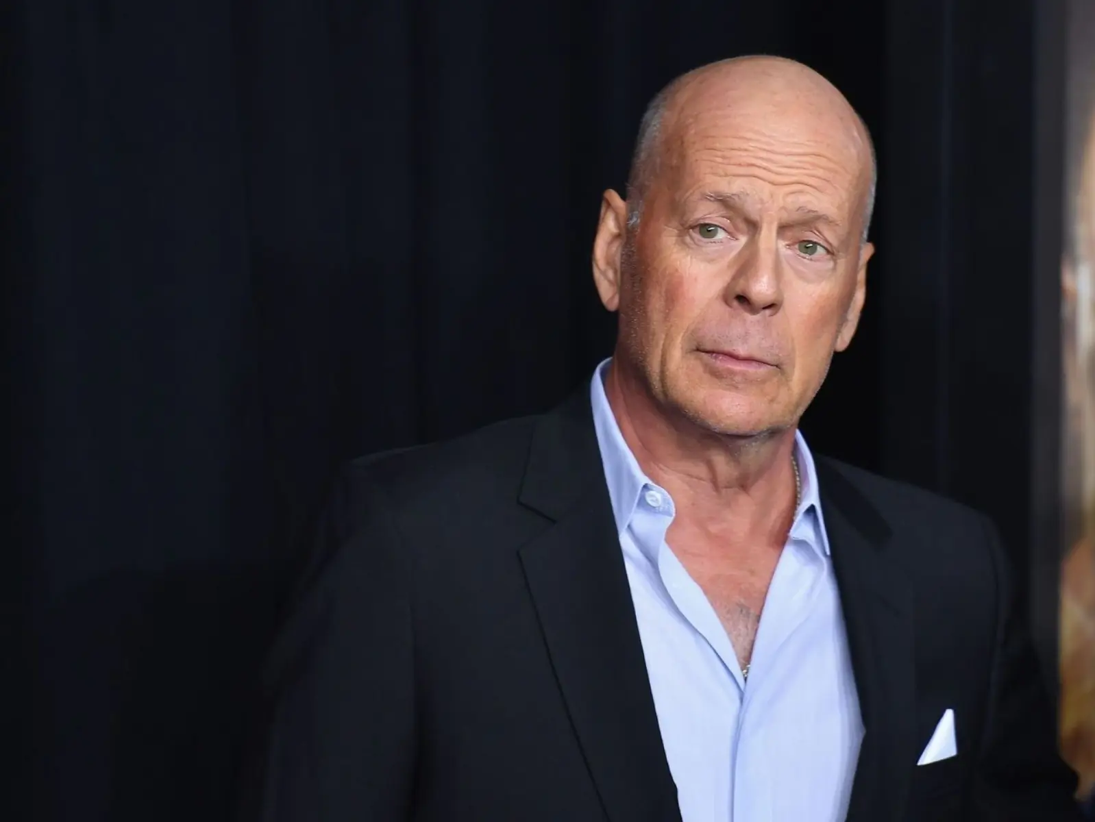 布魯斯威利 Bruce Willis 患失智症後出門狂被偷拍，妻子呼籲：「請讓我們正常生活！」