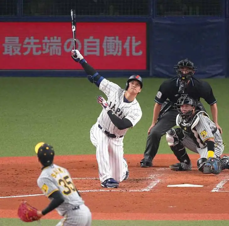 WBC 經典賽／熱身賽大谷翔平「單膝跪地」照樣開轟，日本隊 8 比 1 大勝阪神虎！
