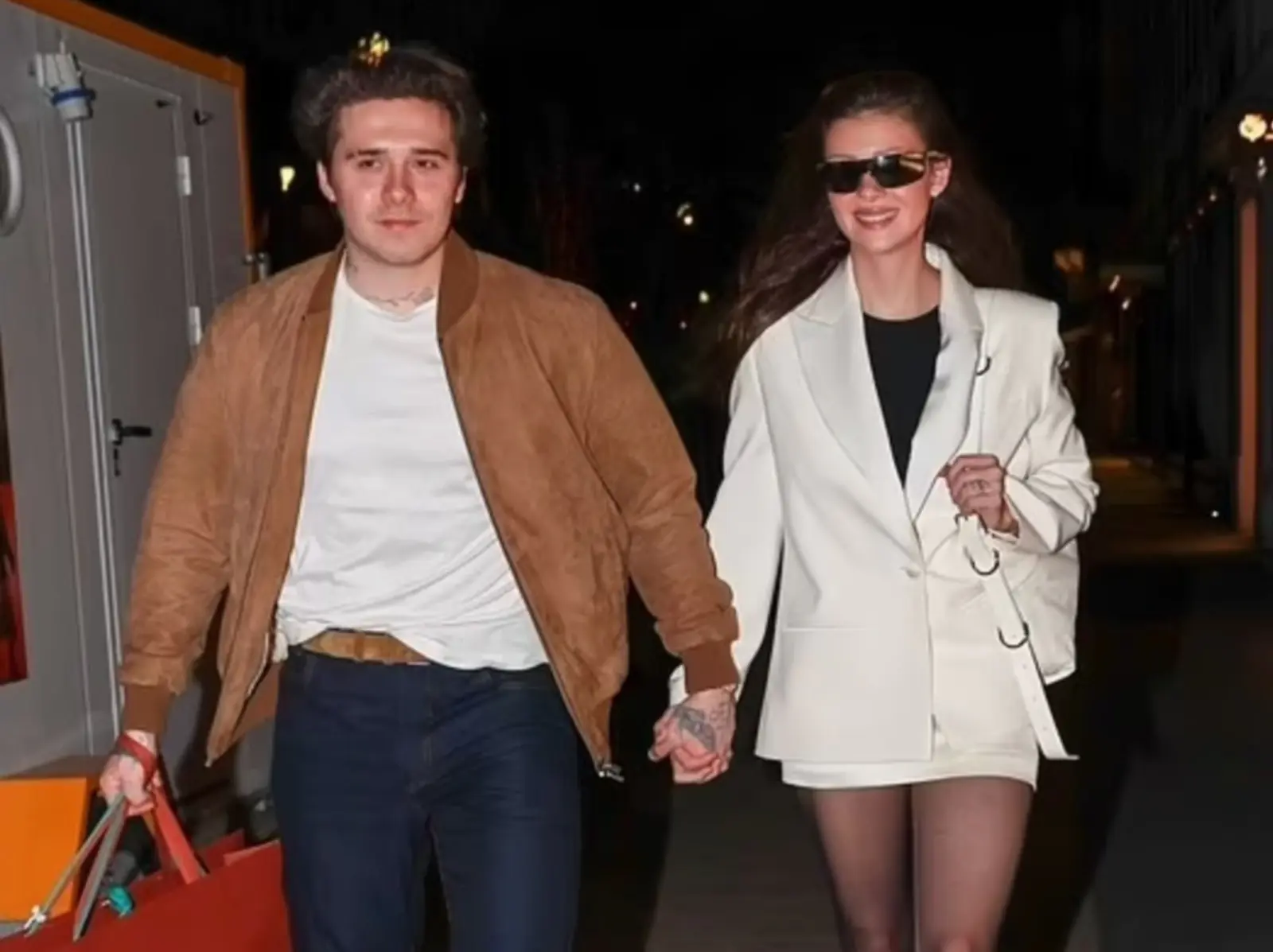 布魯克林貝克漢 Brooklyn Beckham 與愛妻大血拼，妮寇拉佩茲 Nicola Peltz 穿迷你裙、長靴超時尚！