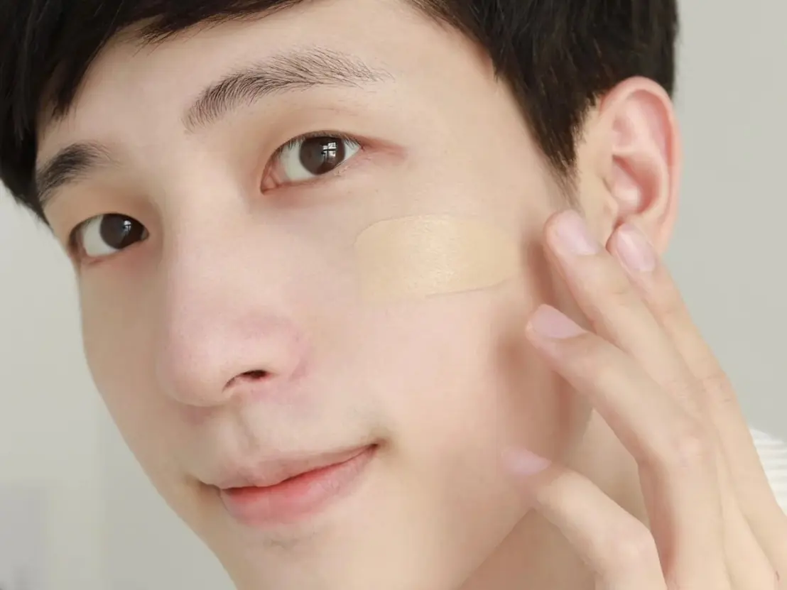 2023 男生粉底液推薦 TOP 5：Giorgio Armani 自然不假面、蘭蔻遮瑕超持妝！