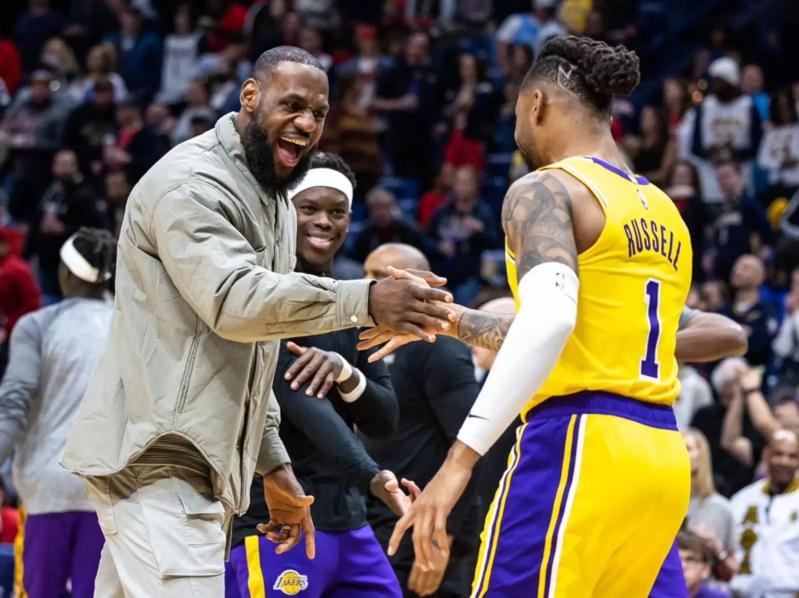 NBA／湖人三分球射爆鵜鶘，「詹皇」LeBron James 嗨翻與 D'Angelo Russell 比出招牌手勢！