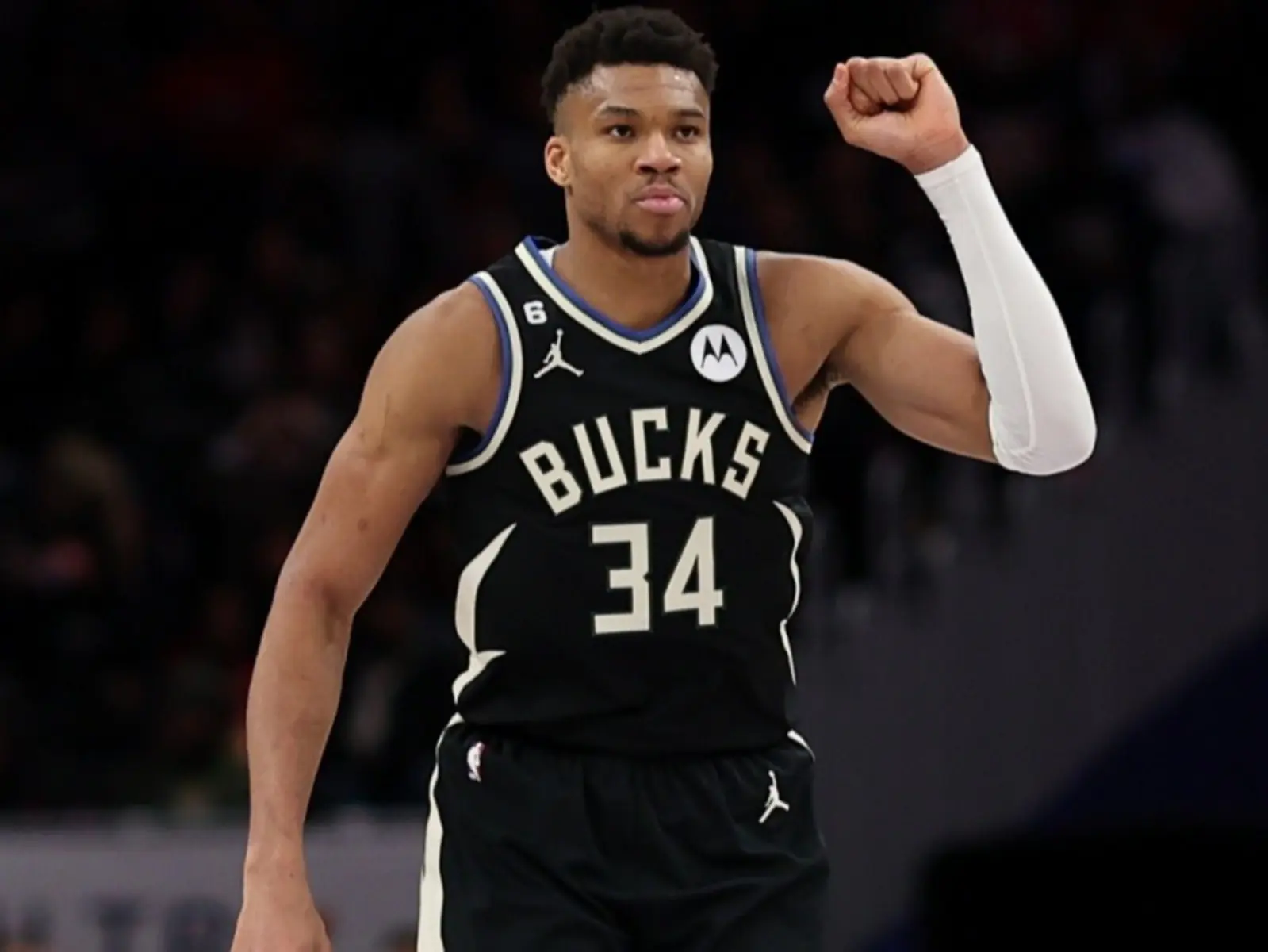 NBA／太陽前鋒 Torrey Craig 遭字母哥 Giannis 肘擊，牙齒當場直接噴飛！