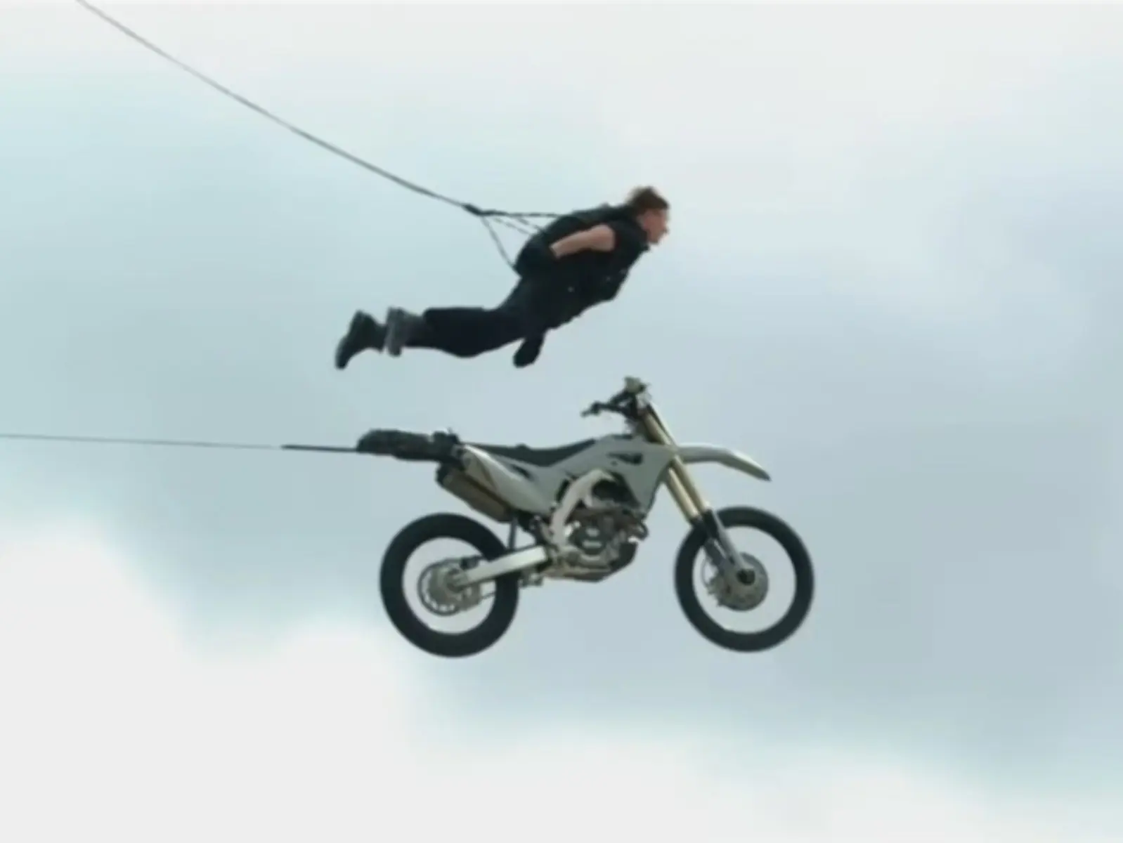 湯姆克魯斯 Tom Cruise《不可能的任務：致命清算第一章》釋出首張電影海報，網讚：「練了 1 萬次的成品！」
