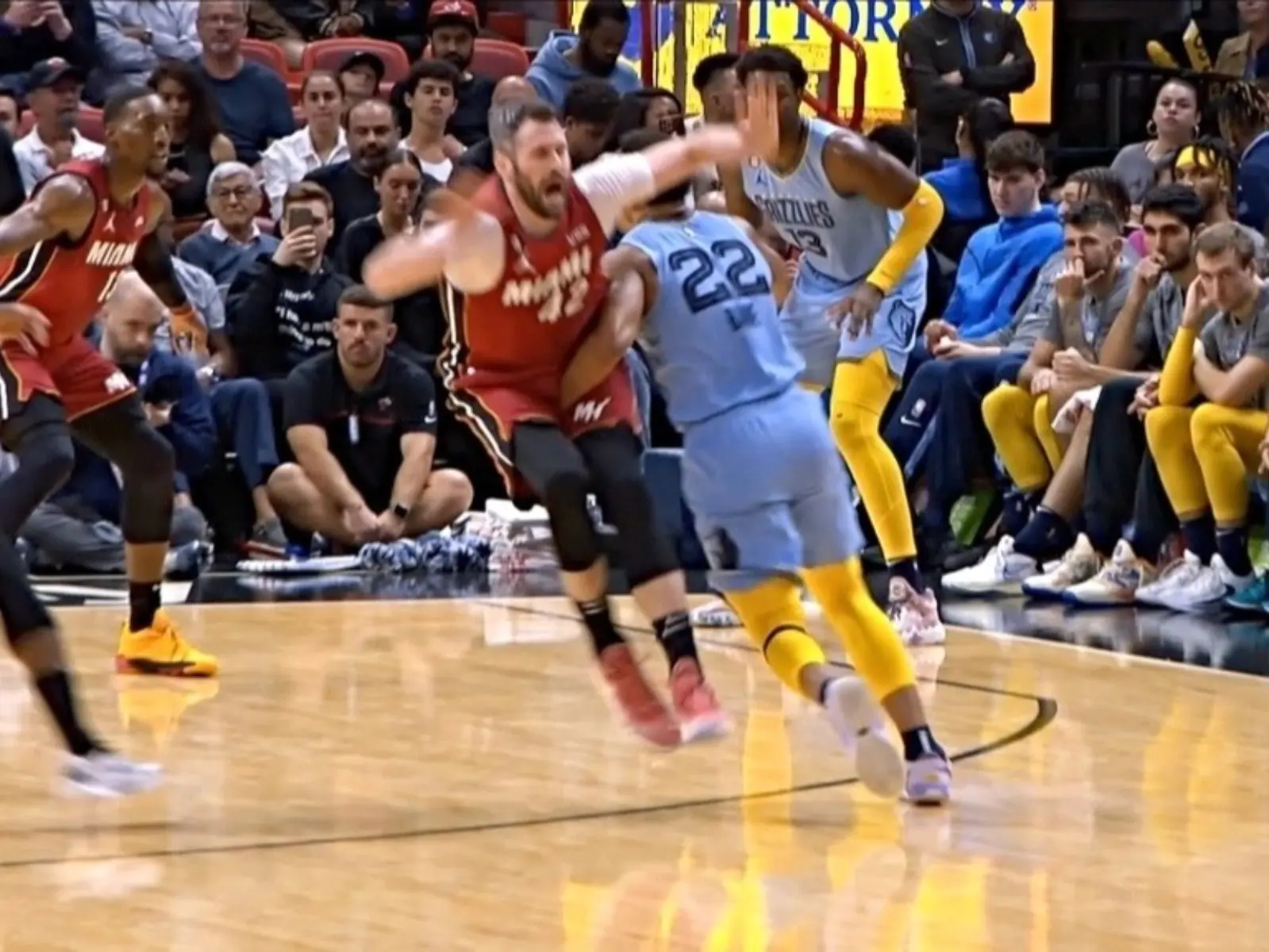 NBA／灰熊 Desmond Bane 巴恩襲擊 Kevin Love 洛夫下體，遭判二級惡意犯規驅逐出場！