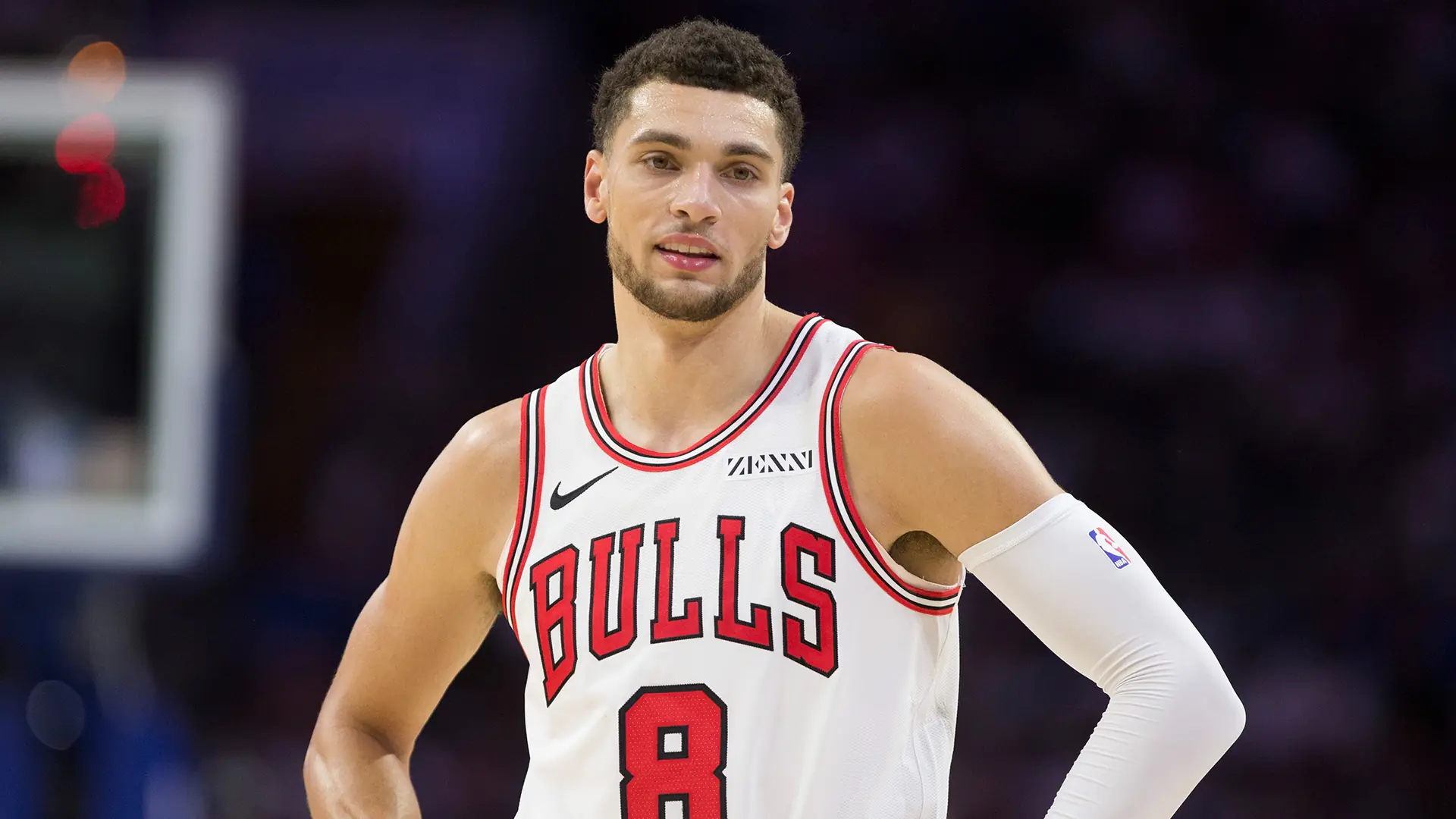 NBA／Zach LaVine 拉文空中灌籃變底角傳球，超帥動作令網友驚呼：「年度最佳助攻！」