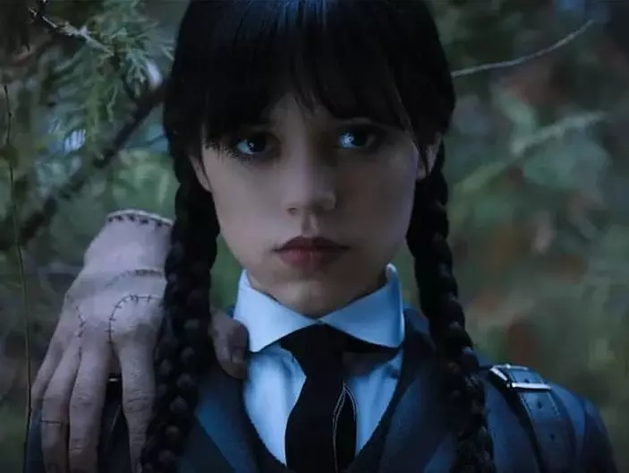 《星期三》珍娜奧特嘉 Jenna Ortega 亂改劇本遭譴責！導演表示行為已越界：「她還年輕，也許不太了解！」
