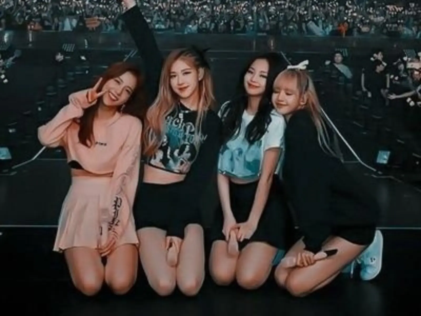 BLACKPINK 演唱會粉絲開直播、全程站著拍照引爭議，ㄚ頭、瑤瑤勸阻反被嗆「閉嘴」！
