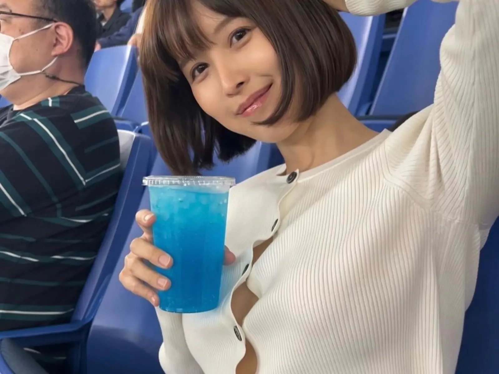 AV女優葵司穿「超強戰服」到球賽現場加油，火辣程度秒殺啦啦隊！【老司J開車】