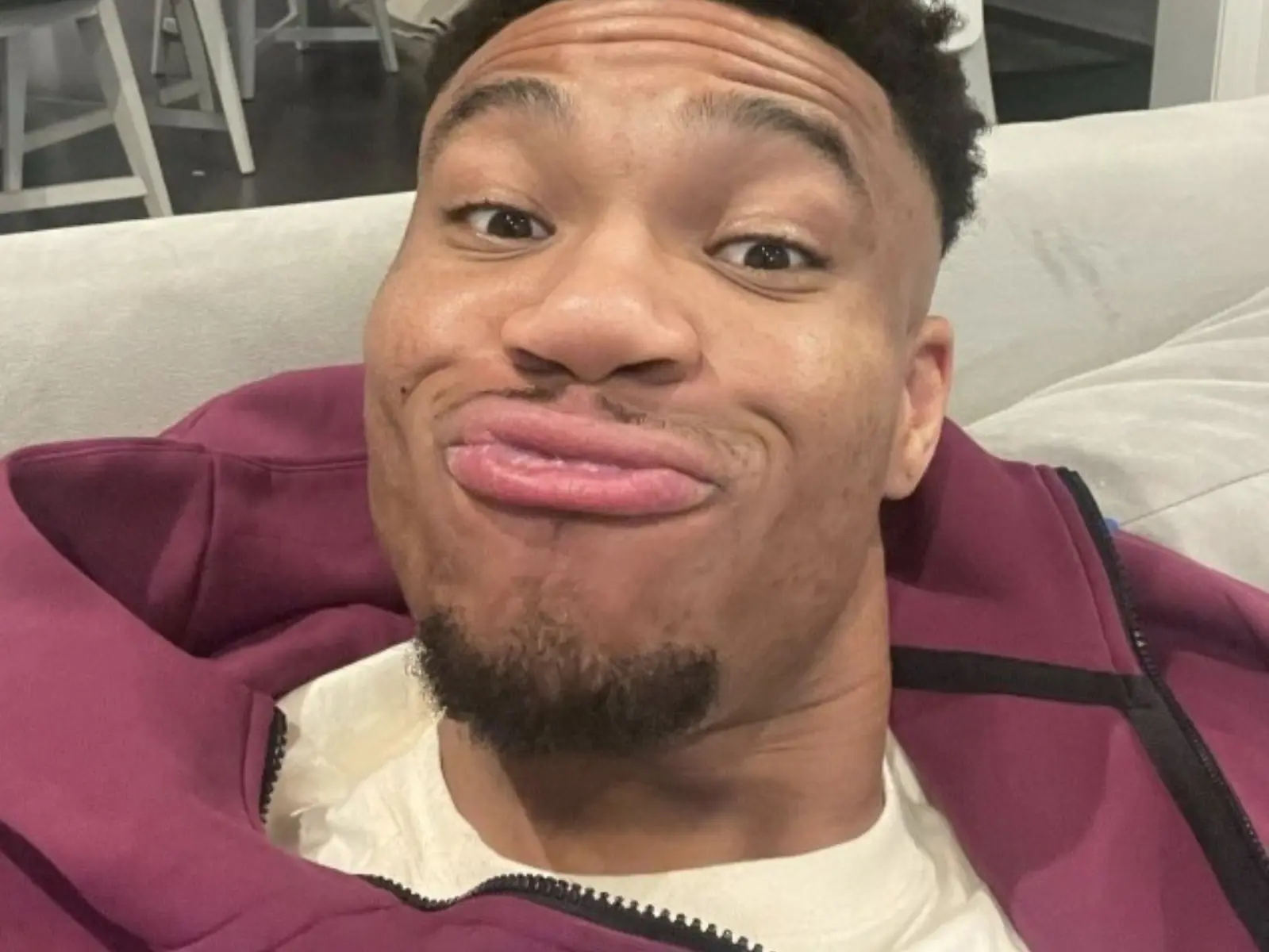 NBA／公鹿「字母哥」Giannis Antetokounmpo 成為隊史上場次數最多球員，賽後「鬼臉自拍連發」慶祝吸引球迷朝聖！