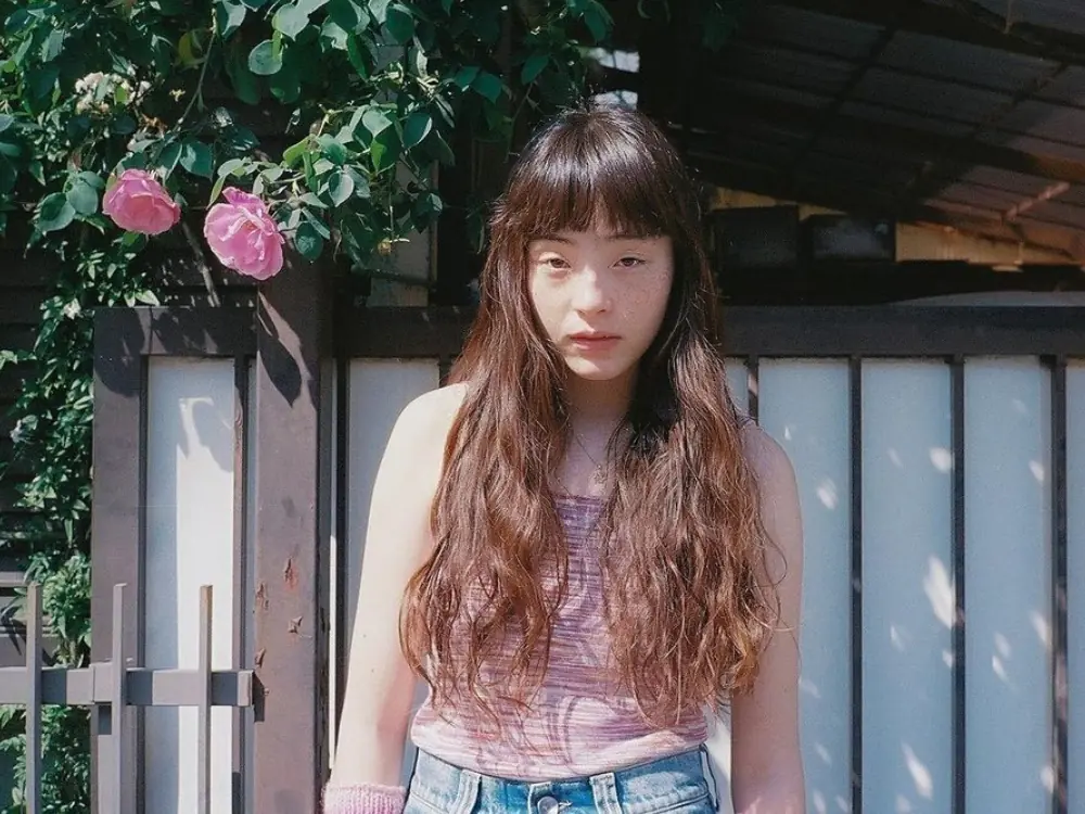 日本模特「世理奈」黃牙、滿臉雀斑被酸失敗混血兒，但個性文青穿搭跟她一樣超魅力！