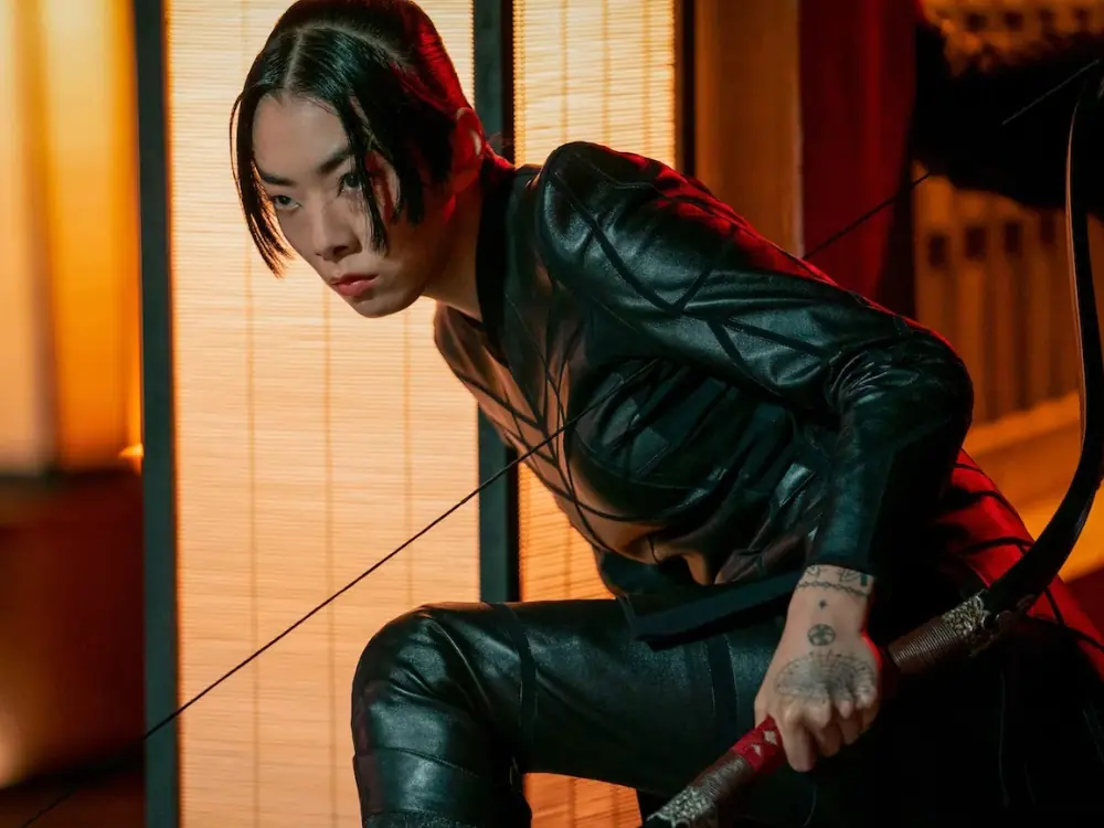 比基努李維還吸睛？《捍衛任務4》女打仔「澤山璃奈」私服穿搭堪比伸展台，用小技巧打破框架
