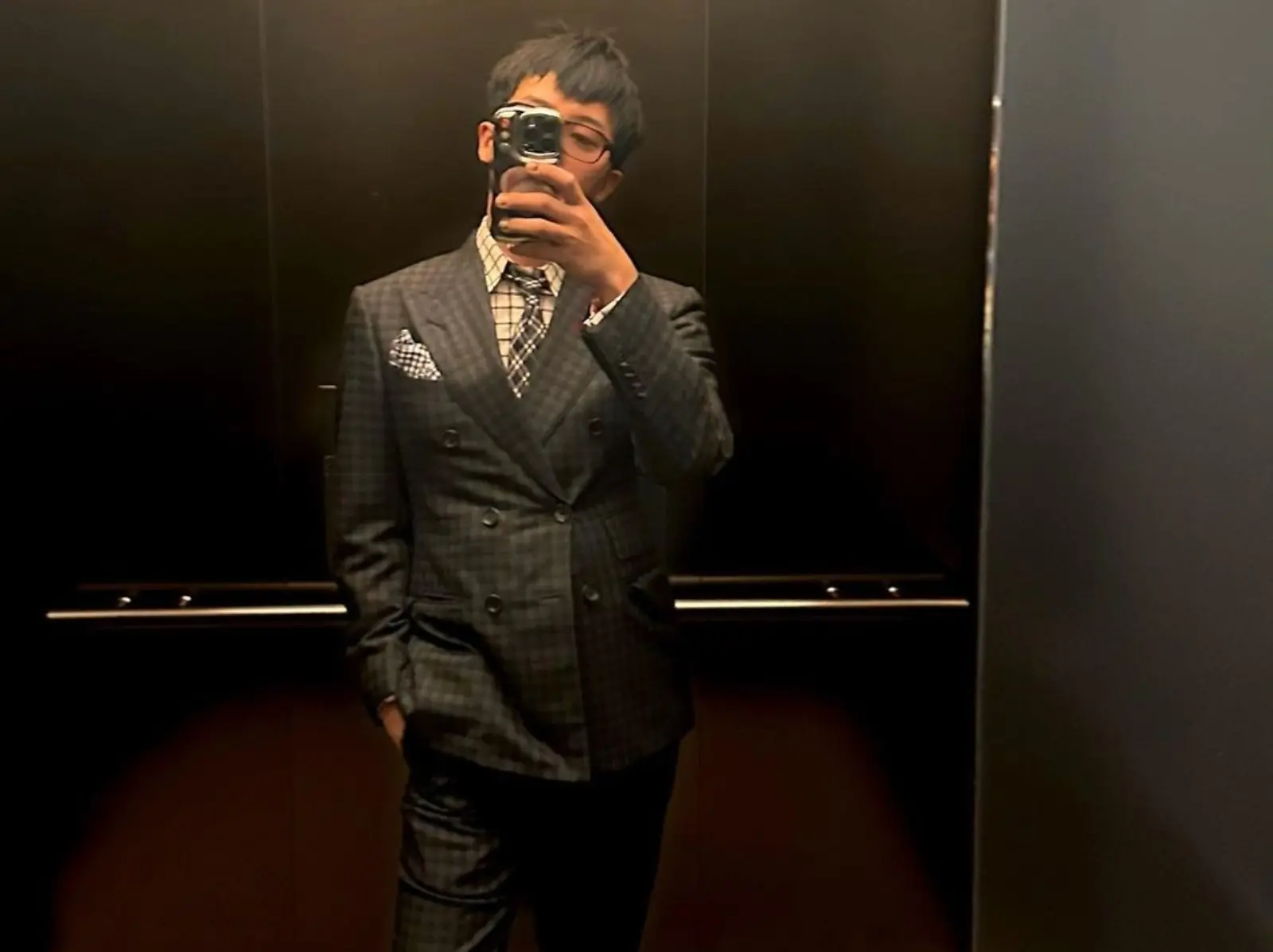 GD 權志龍頂著全新造型「狗啃瀏海」亮相，或將成為下一波髮型趨勢？