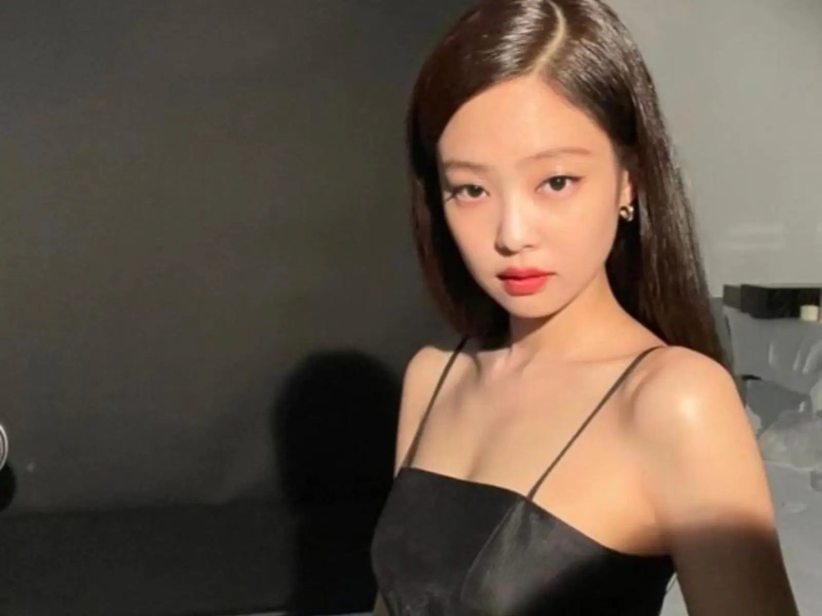 親密照曝光後首同框！Jennie & V 一同現身 Harry Styles 韓國演唱會！