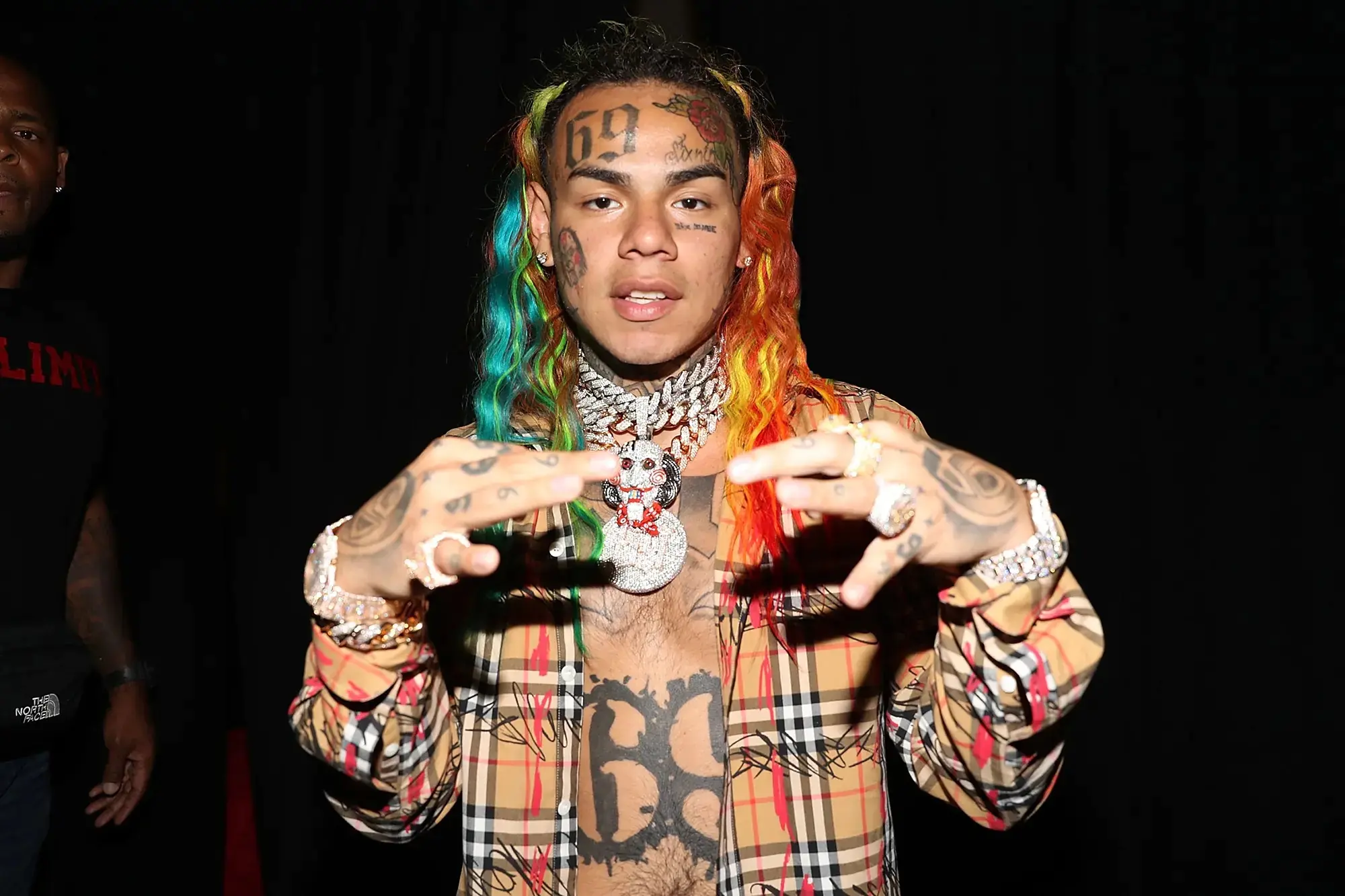 饒舌歌手 6ix9ine 健身房被「爆打」送往當地醫院，傷勢曝光！