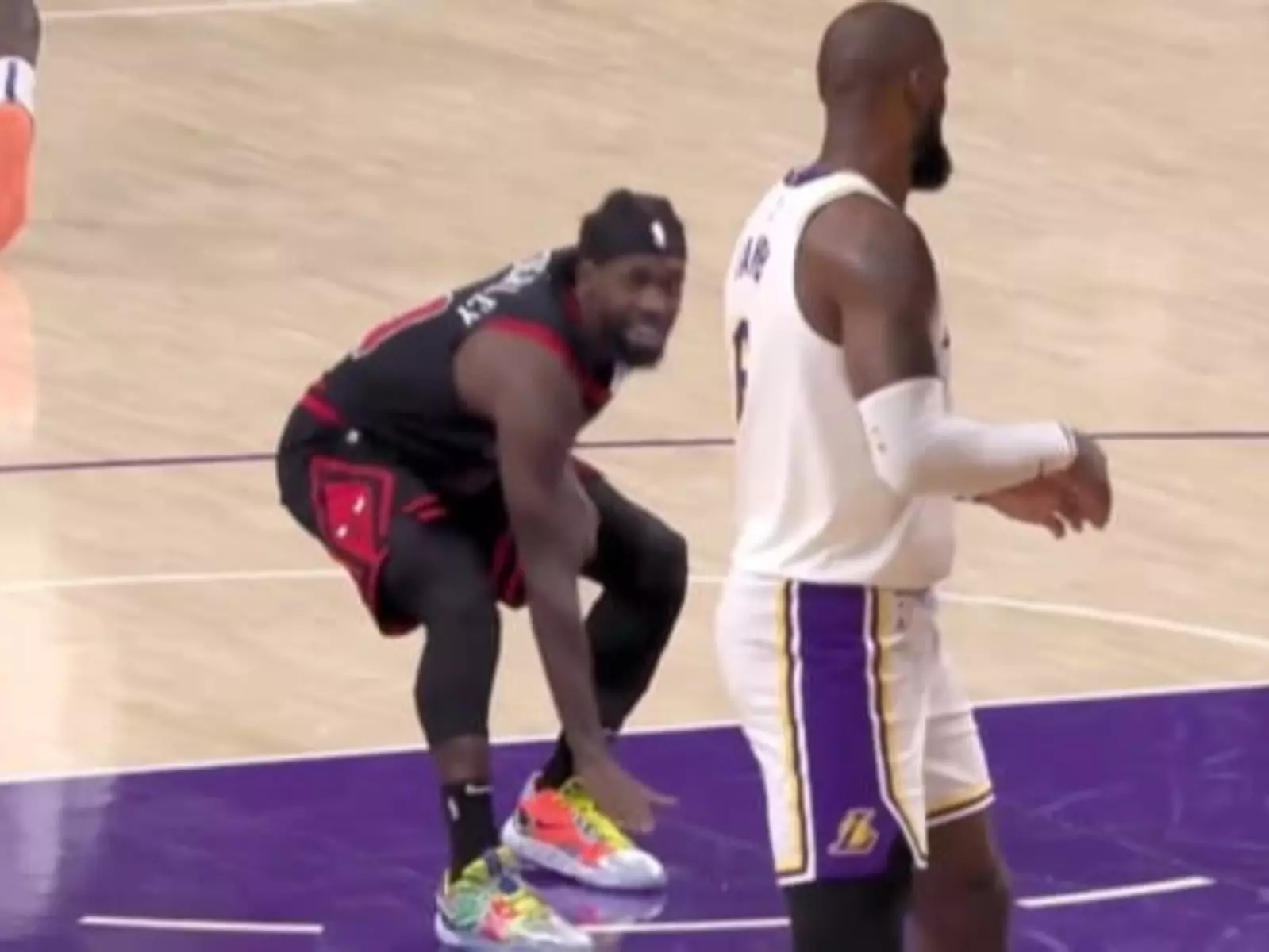NBA／詹皇 LeBron James 傷癒復出湖人卻輸球，還遭瘋狗貝 Patrick Beverley 比「太小」嘲諷手勢！