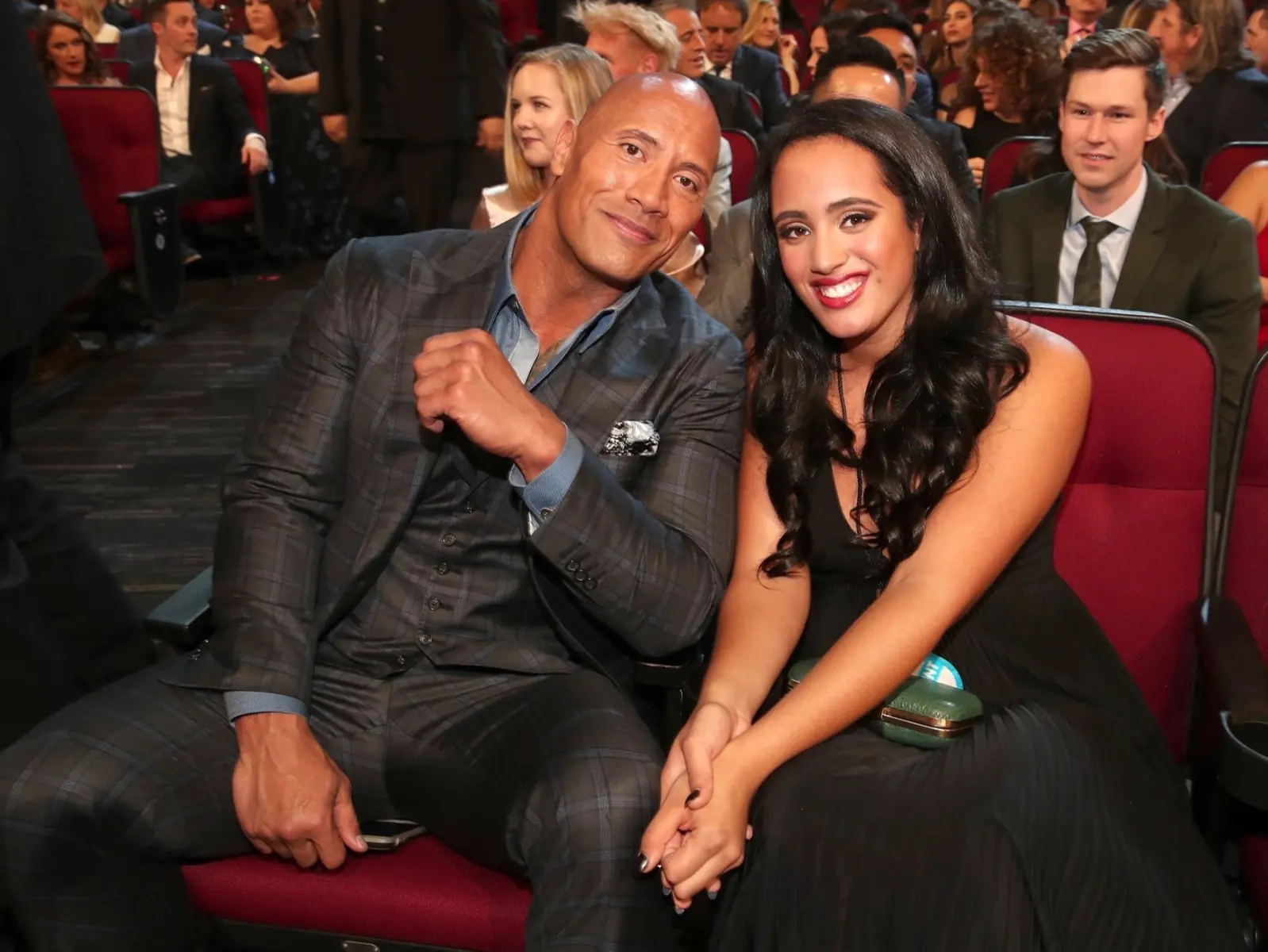 巨石強森 The Rock 大女兒接下「家族摔角事業」，首秀時間曝光！