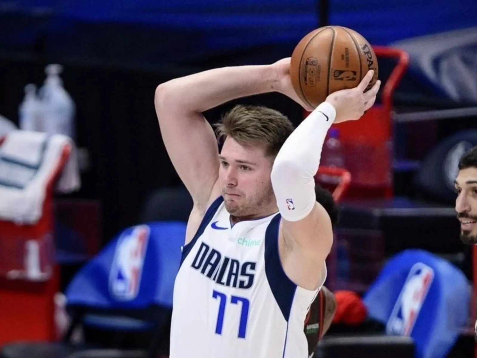 NBA／獨行俠 Luka Doncic 傳出超狂助攻，吸引 LeBron James 轉發影片：「這男人簡直瘋了！」