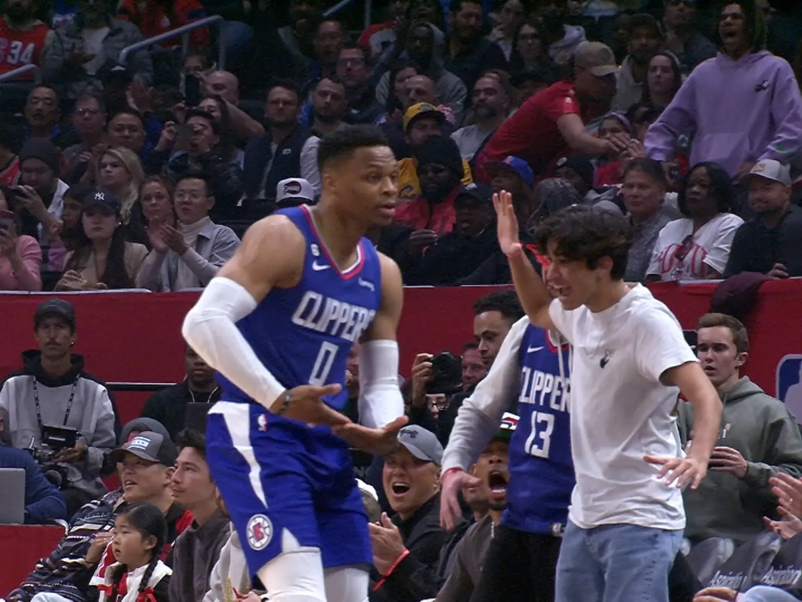 NBA／快艇 Russell Westbrook 跳投吃掉前隊友，對 Patrick Beverley 比出嘲諷手勢！